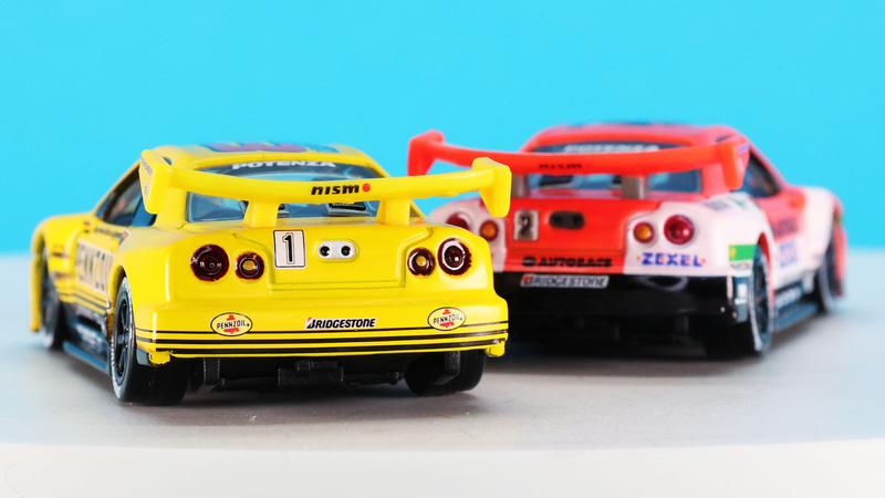 レースに向かうR34型GT-Rの雄姿