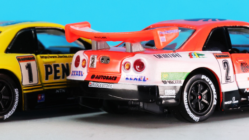 ピットレーンに並び、最後のメンテナンスを受けドライバーが乗り込む！