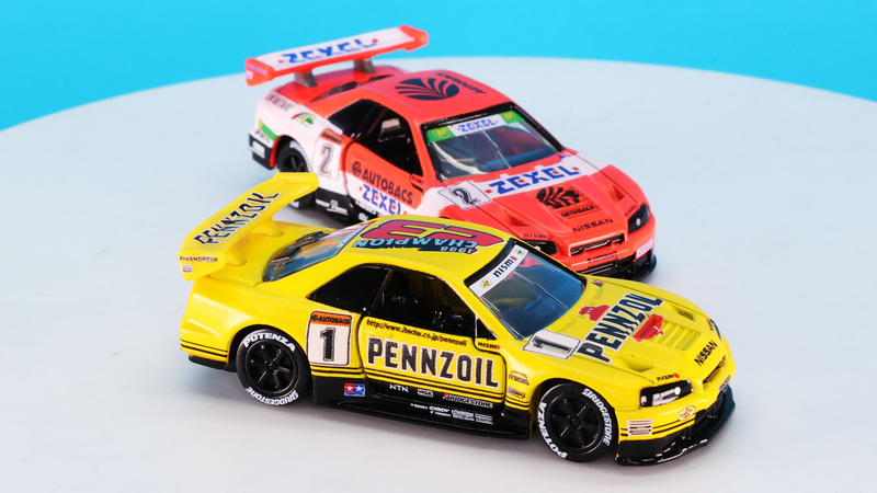 ピットレーンに並び、最後のメンテナンスを受けドライバーが乗り込む！