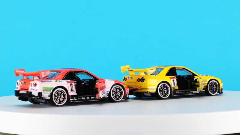 ピットレーンに並び、最後のメンテナンスを受けドライバーが乗り込む！