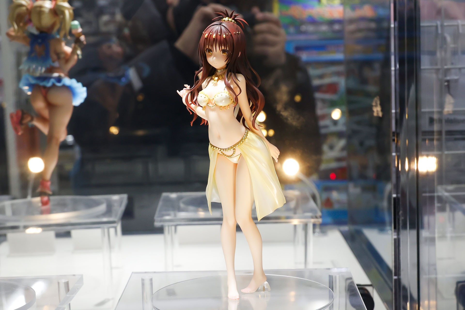 フィギュアの素材はPVCで、全高は約220mmだ