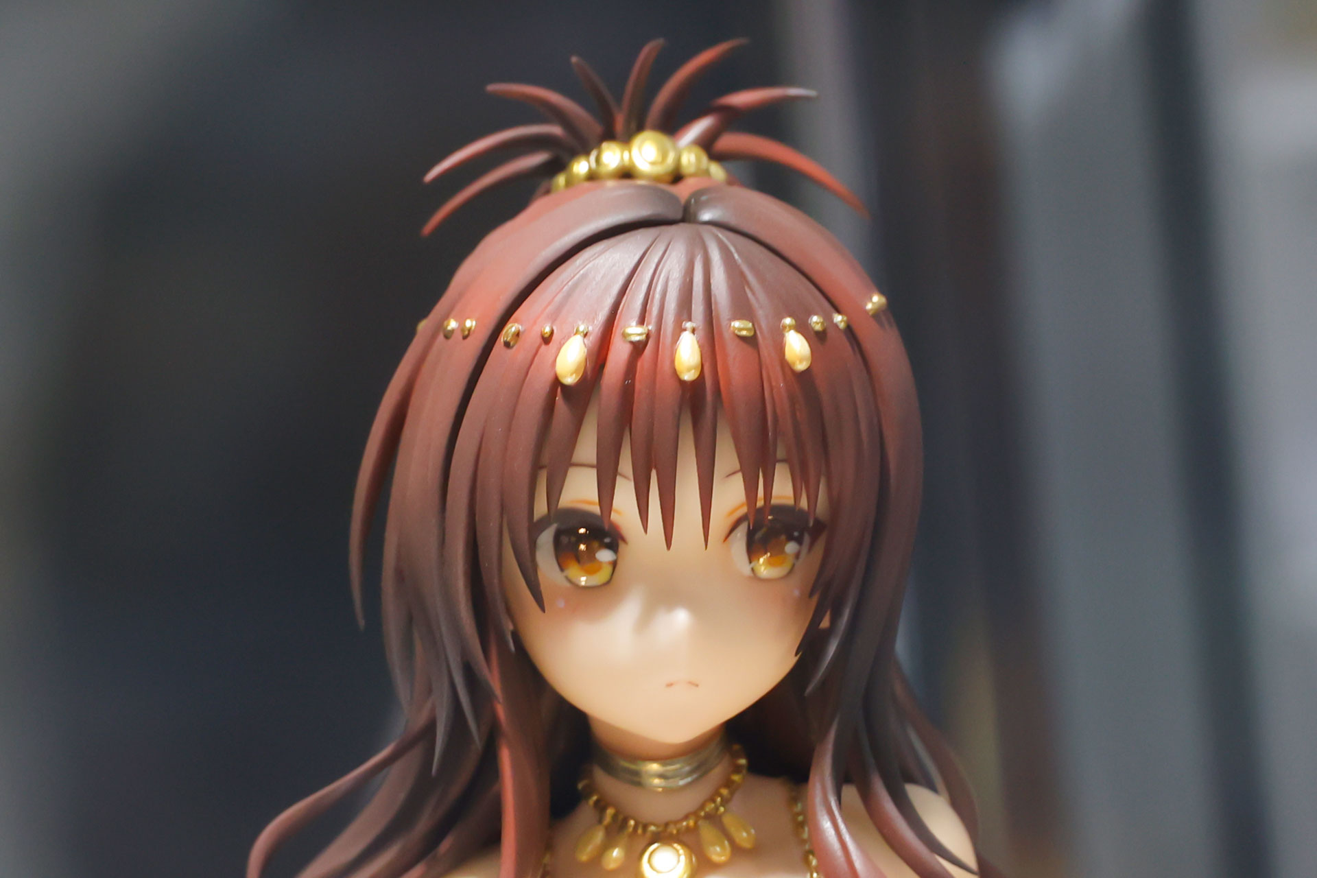 髪にはアラビア衣装らしいアクセサリーが付けられている