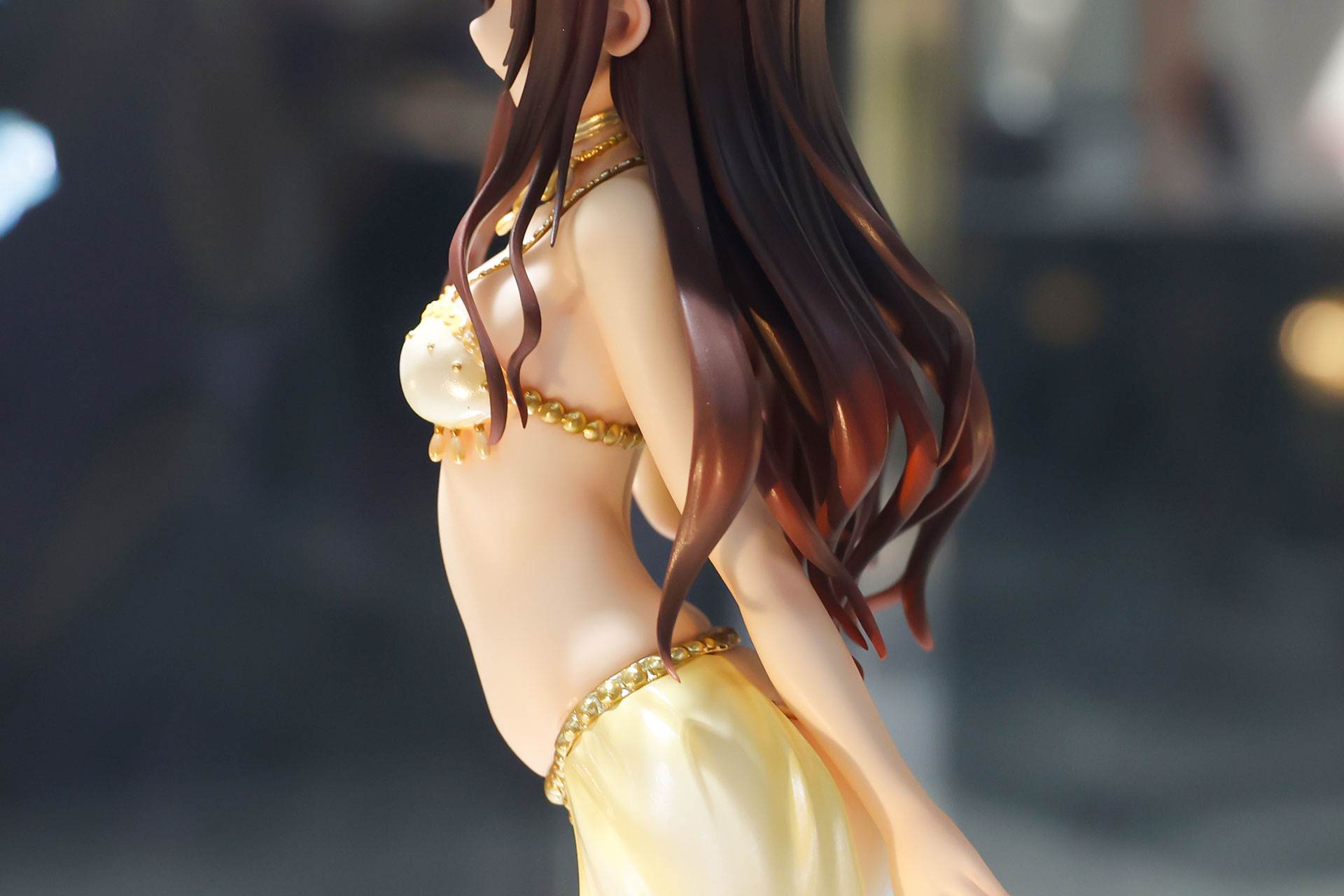 露出度が高いため、体のラインもよくわかる