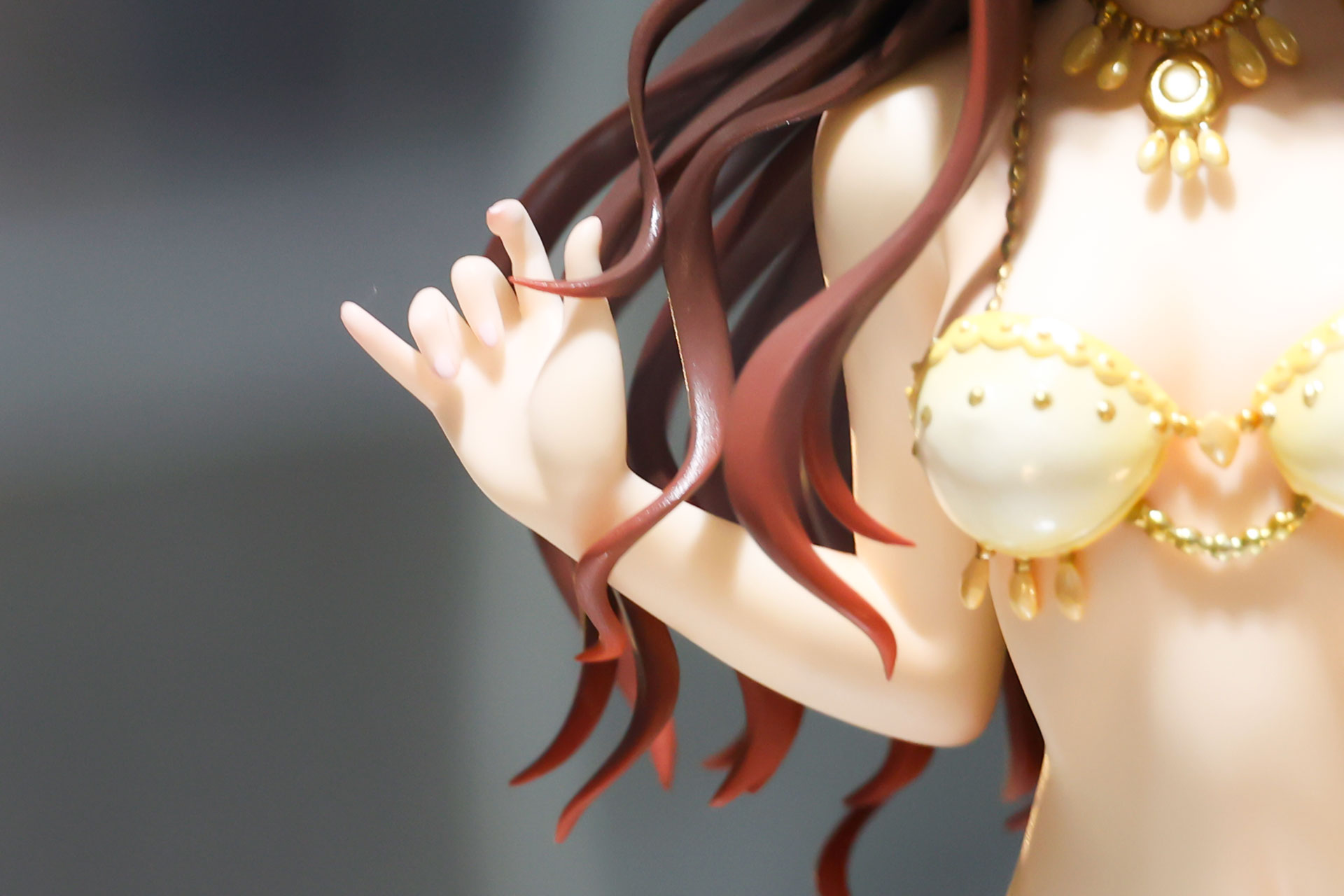 指は絶妙なポーズをしている