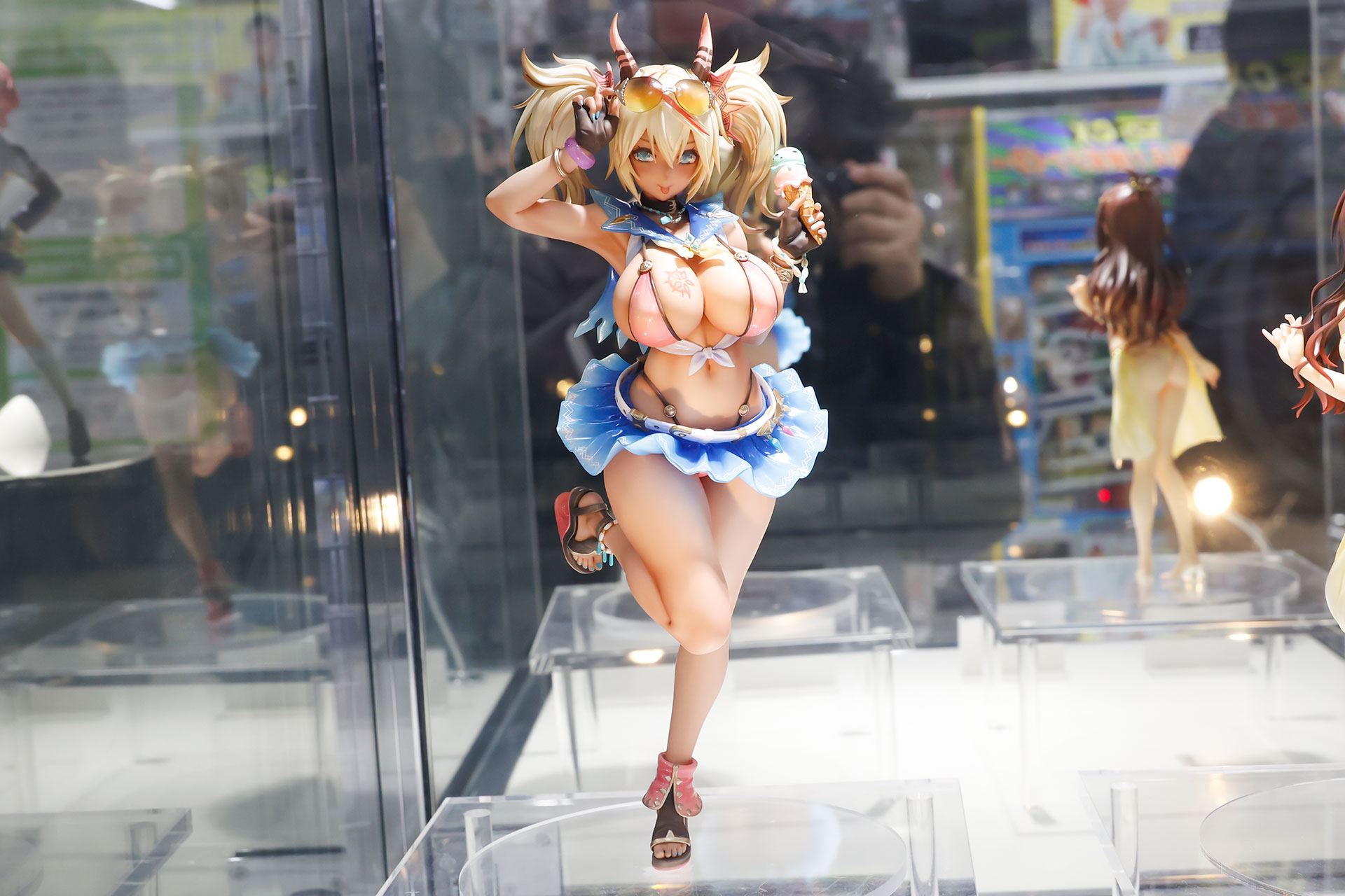 フィギュアの素材はPVCで、全高は約270mmだ