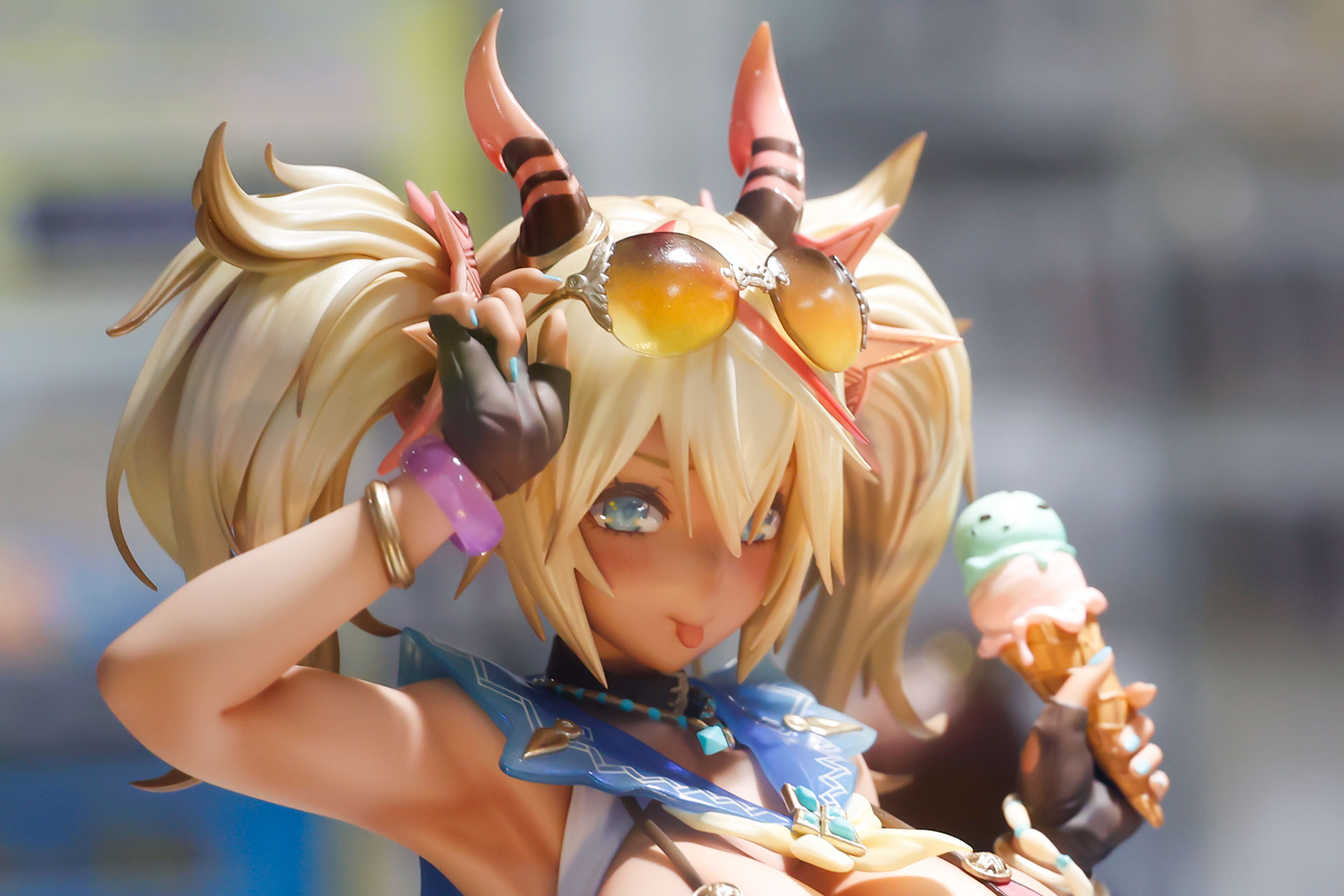 髪型とアクセサリーが合わさって頭が大きく見える