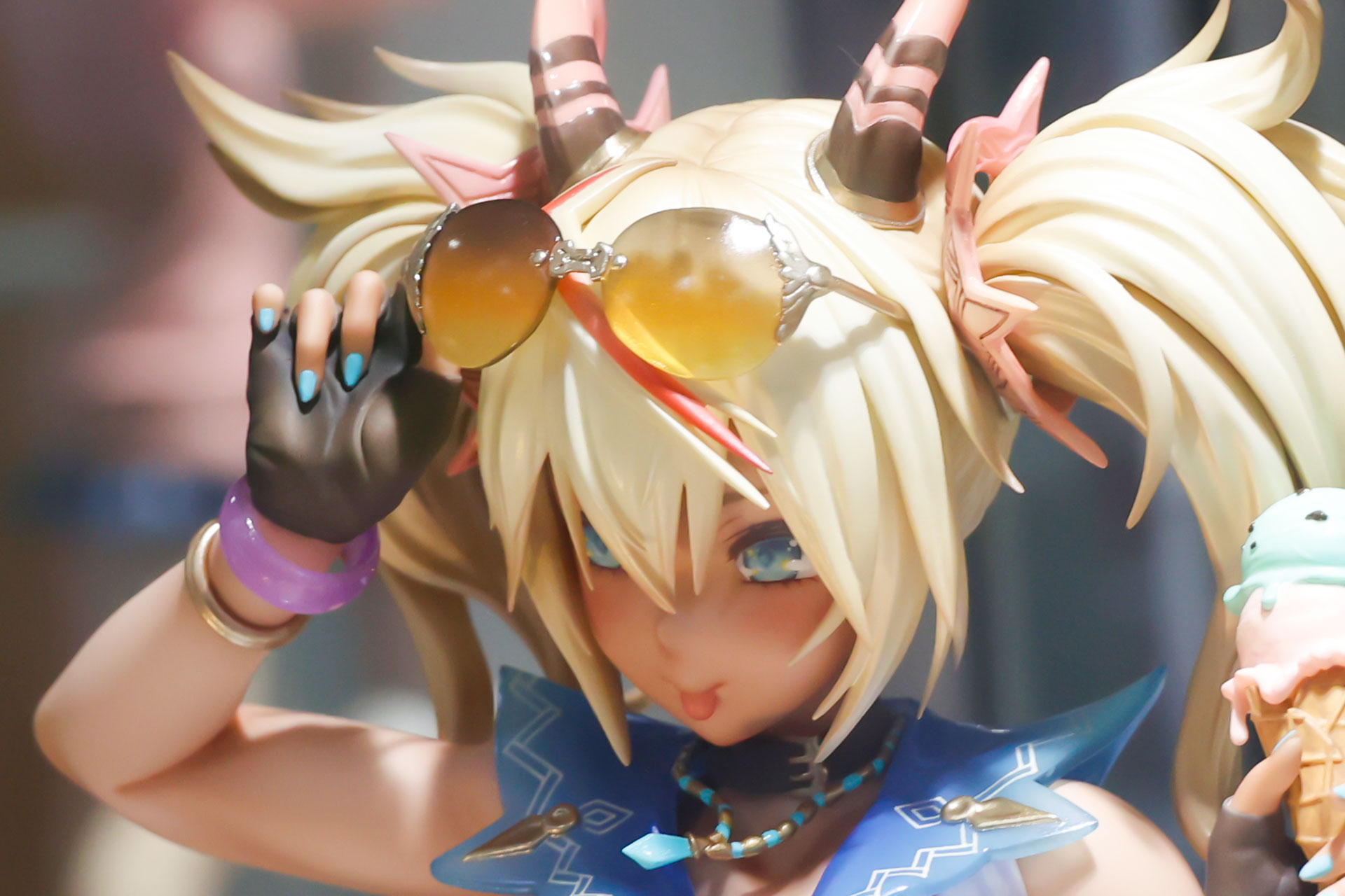 サングラスなど小物類の作り込みも見事だ