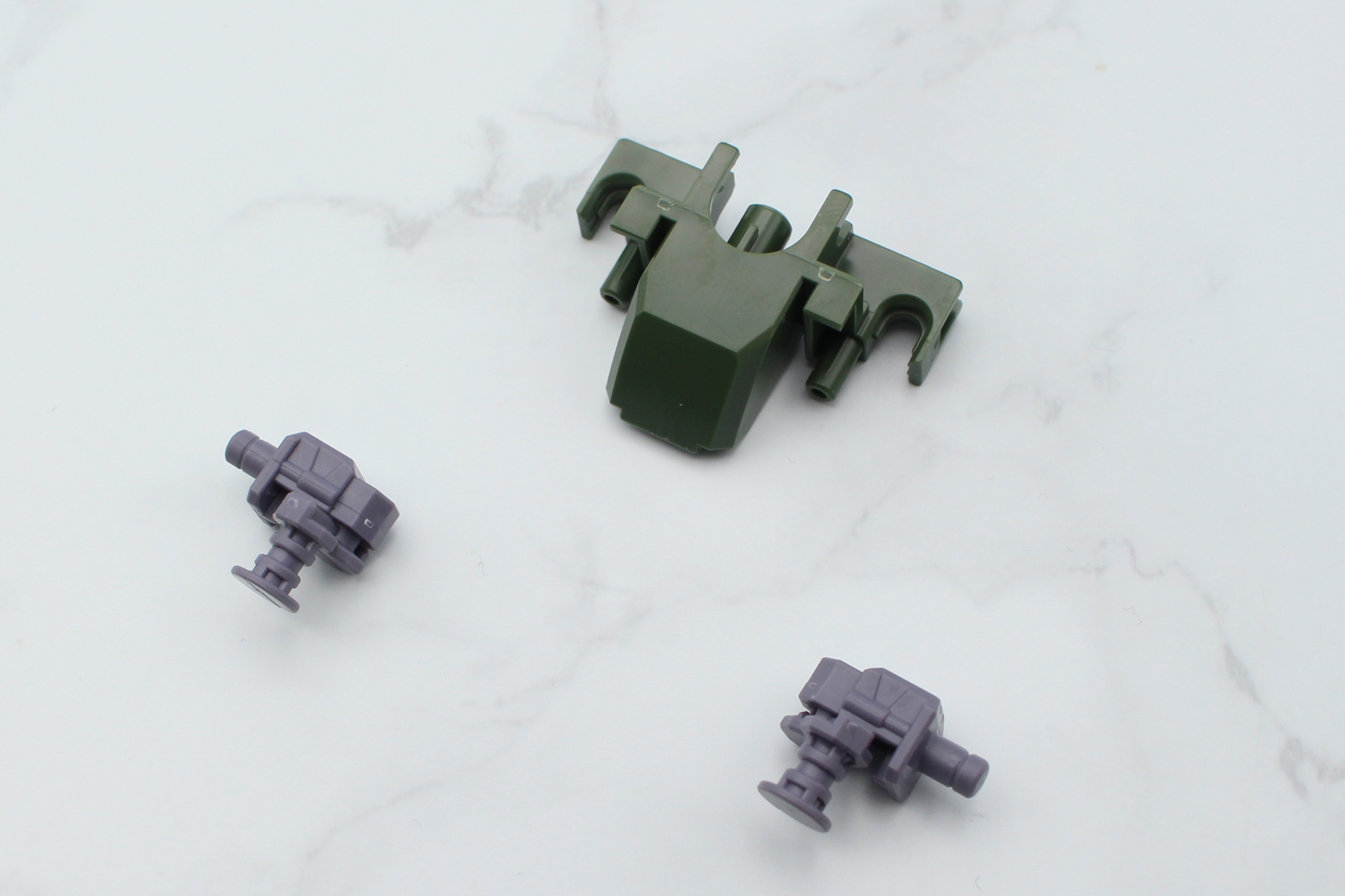 肩の関節の組み立て。2つ組み立てて、胸部のパーツにはめ込む