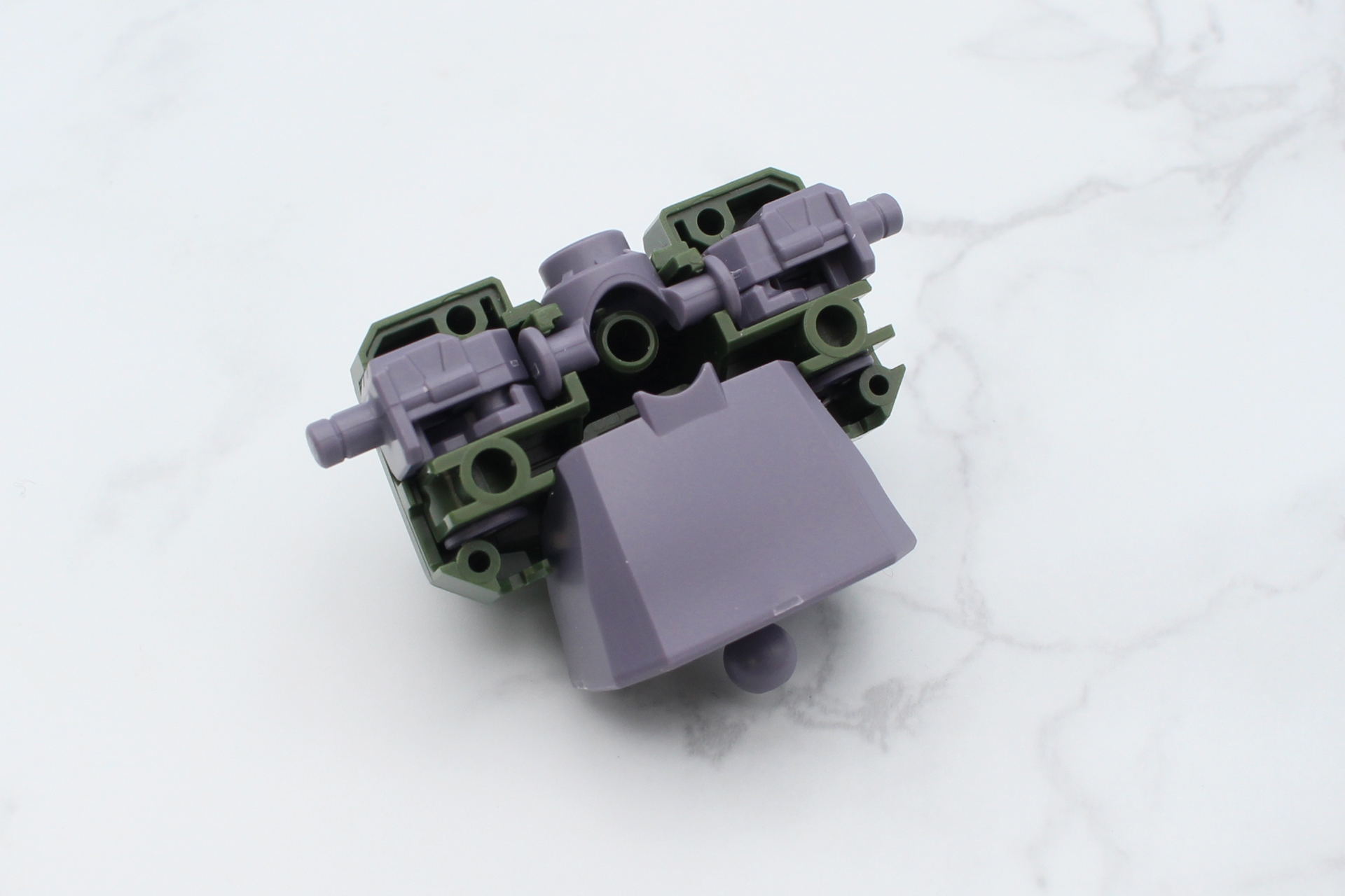 腹部のジョイントを組み立て、首のジョイントとともに取り付ける