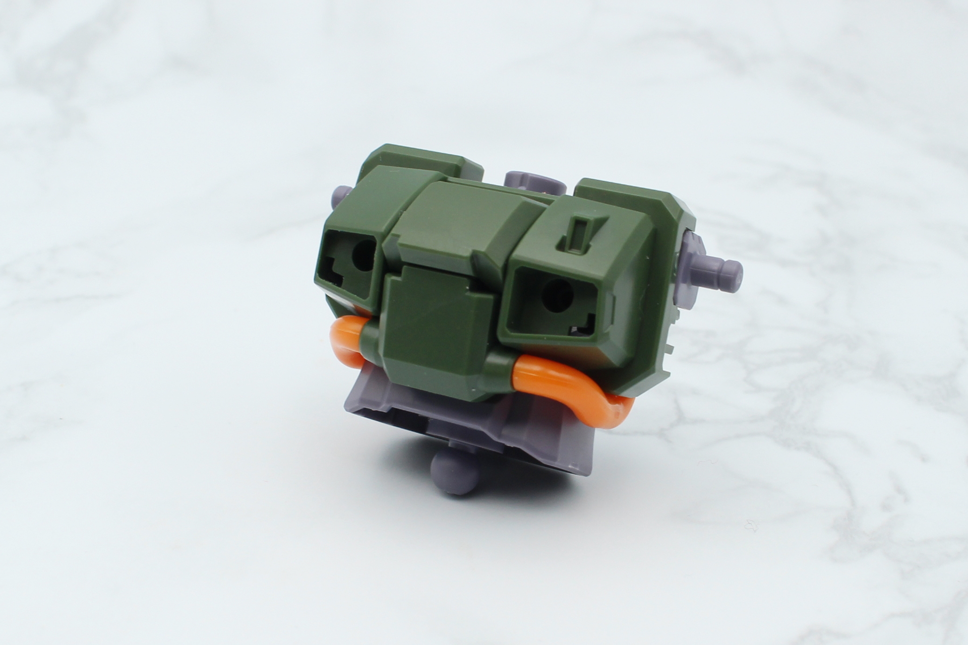 胸の動力パイプと装甲のパーツを取り付ける