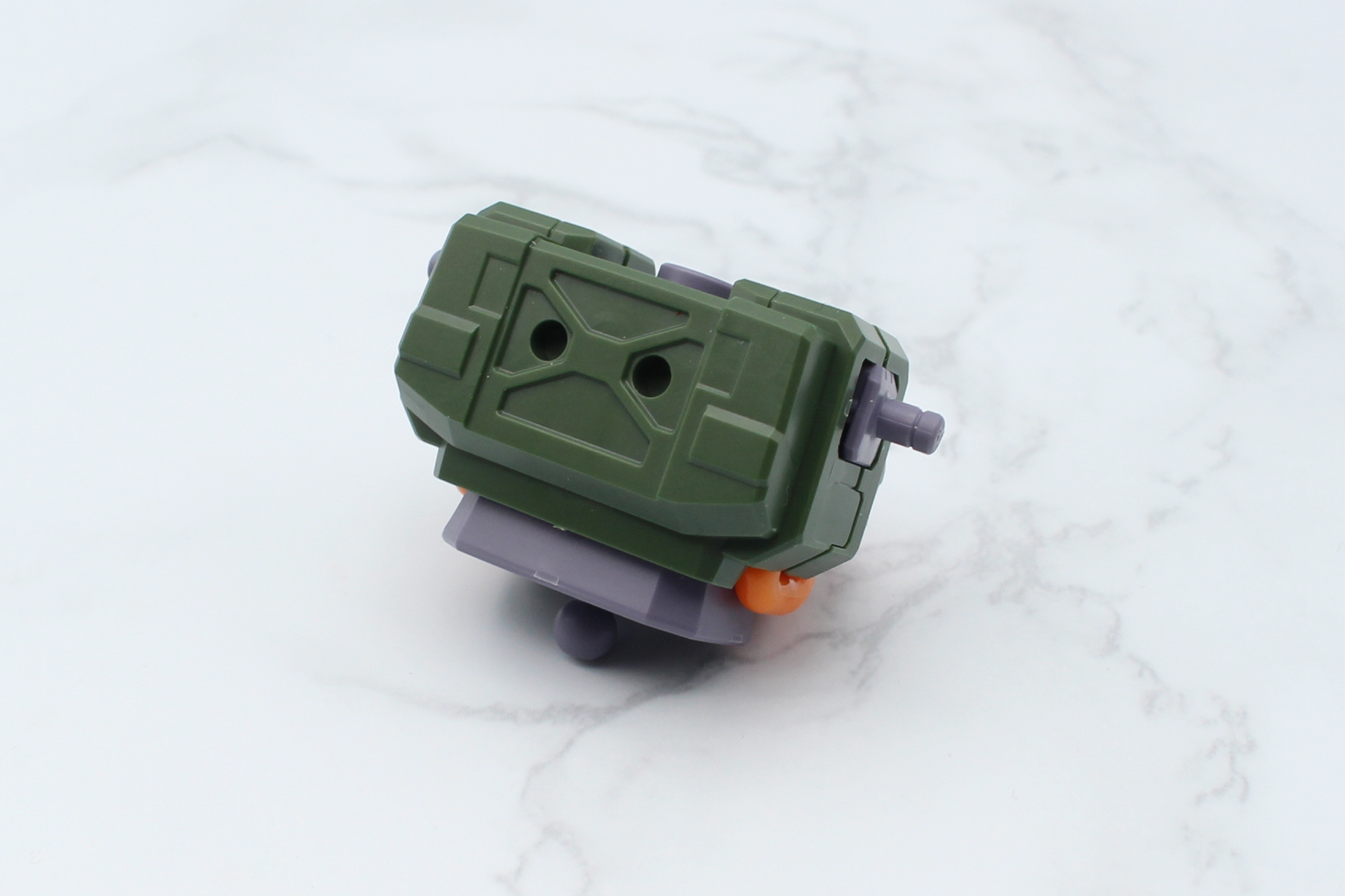 背中の装甲を取り付ける