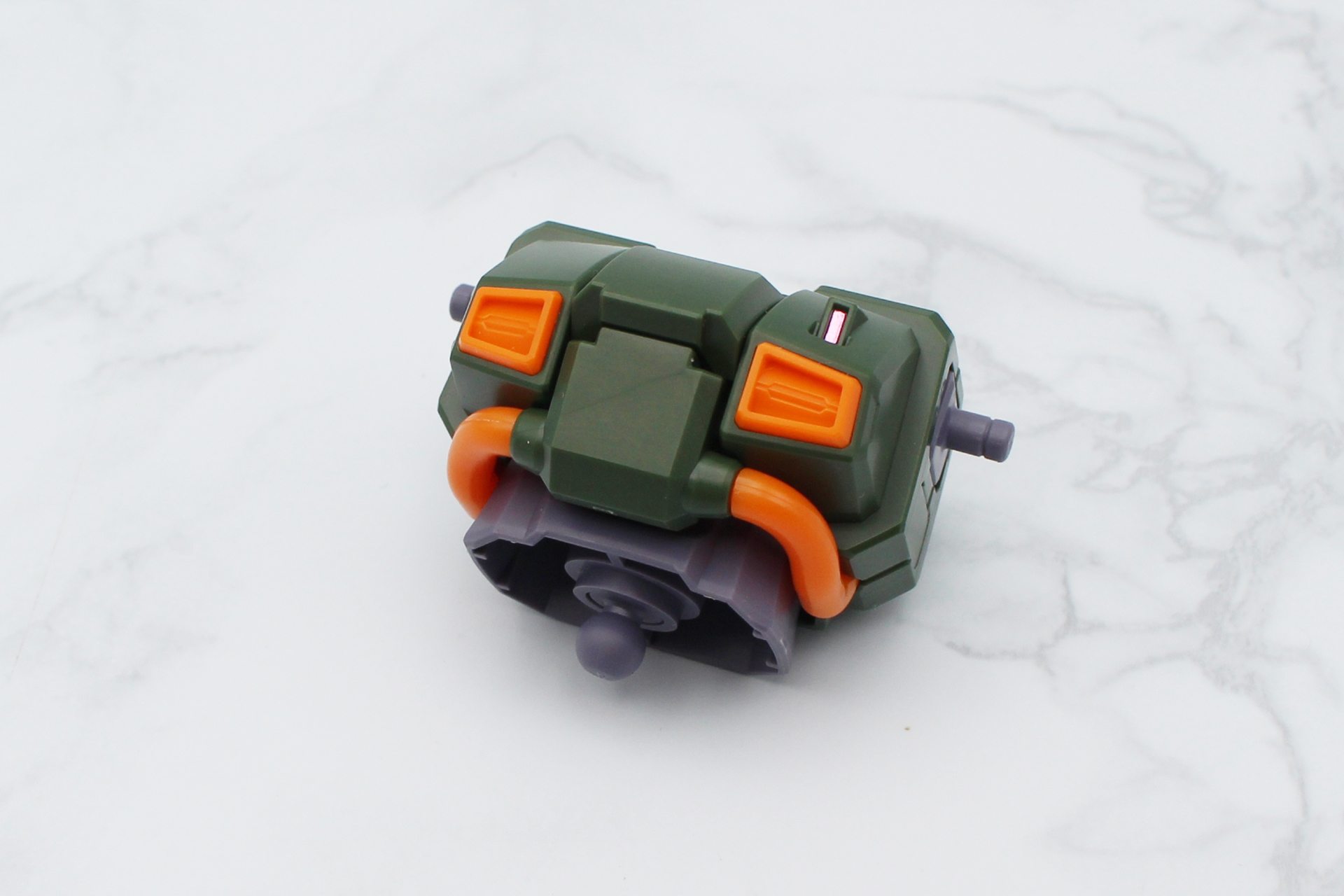 ダクトのパーツを取り付け、左胸の突起にシールを貼って胸部が完成