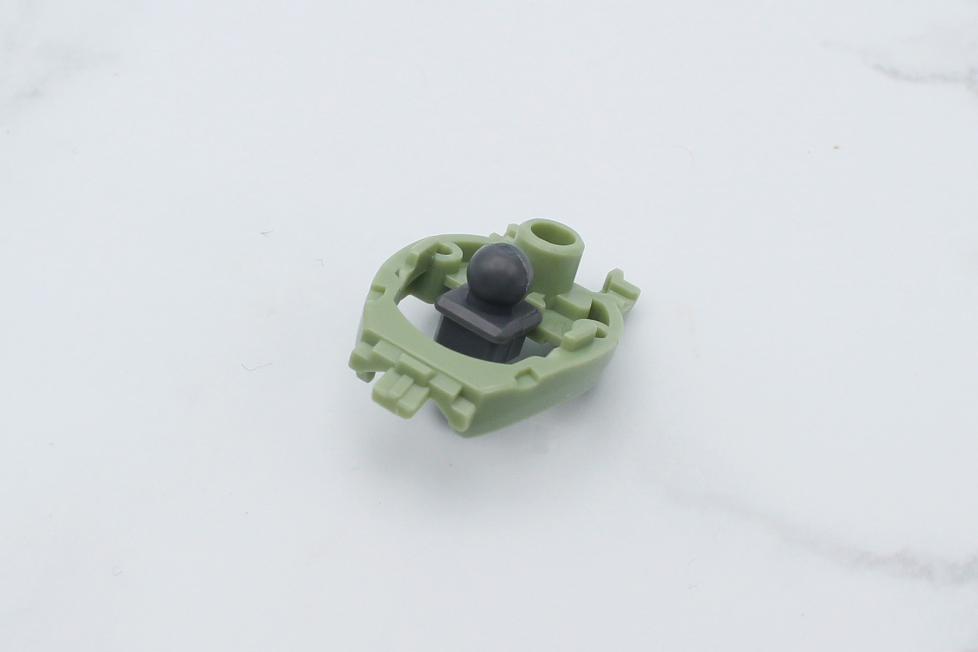 頭部の組み立て。中央にポリキャップのジョイントを取り付ける