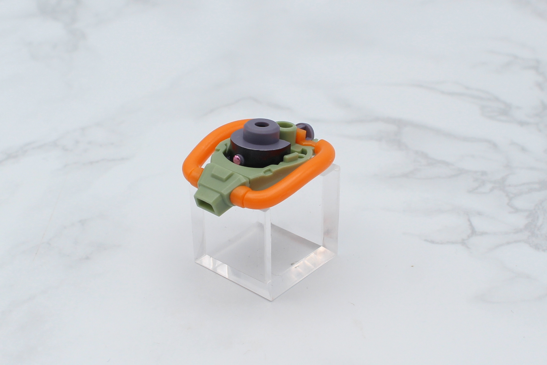 モノアイを取り付け、頭頂部を取り付けて頭部が完成