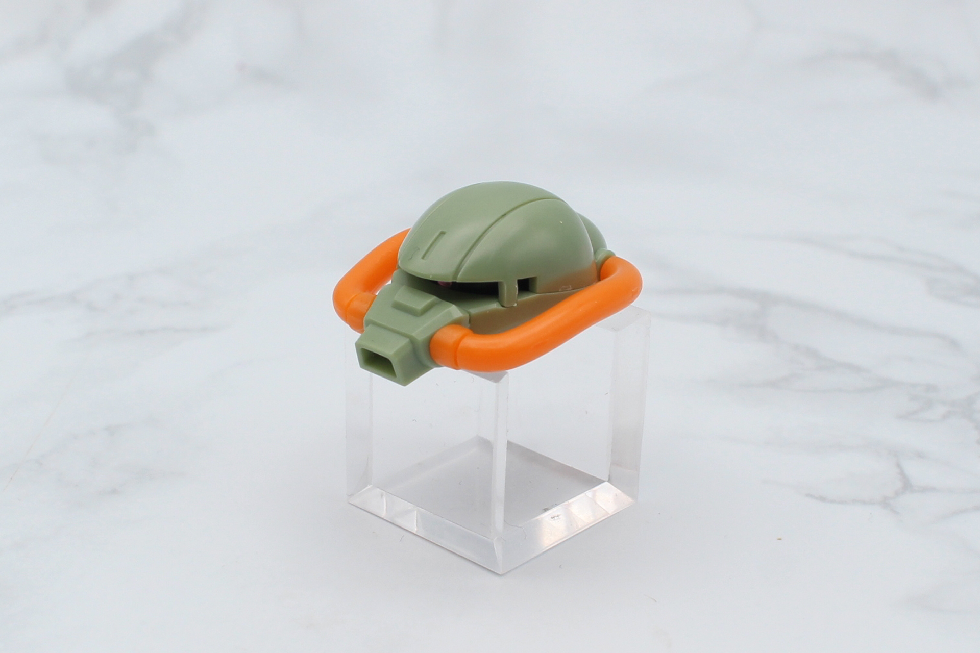 モノアイを取り付け、頭頂部を取り付けて頭部が完成