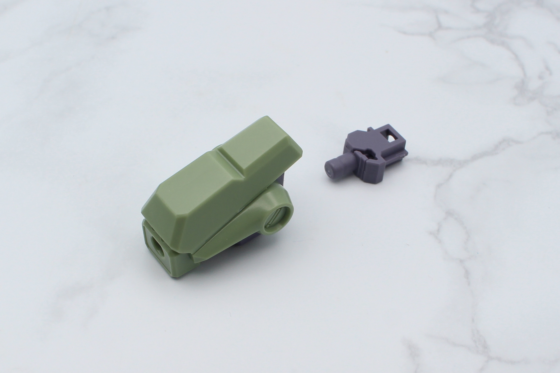 装甲を取り付けた前腕に上腕のジョイントを取り付ける