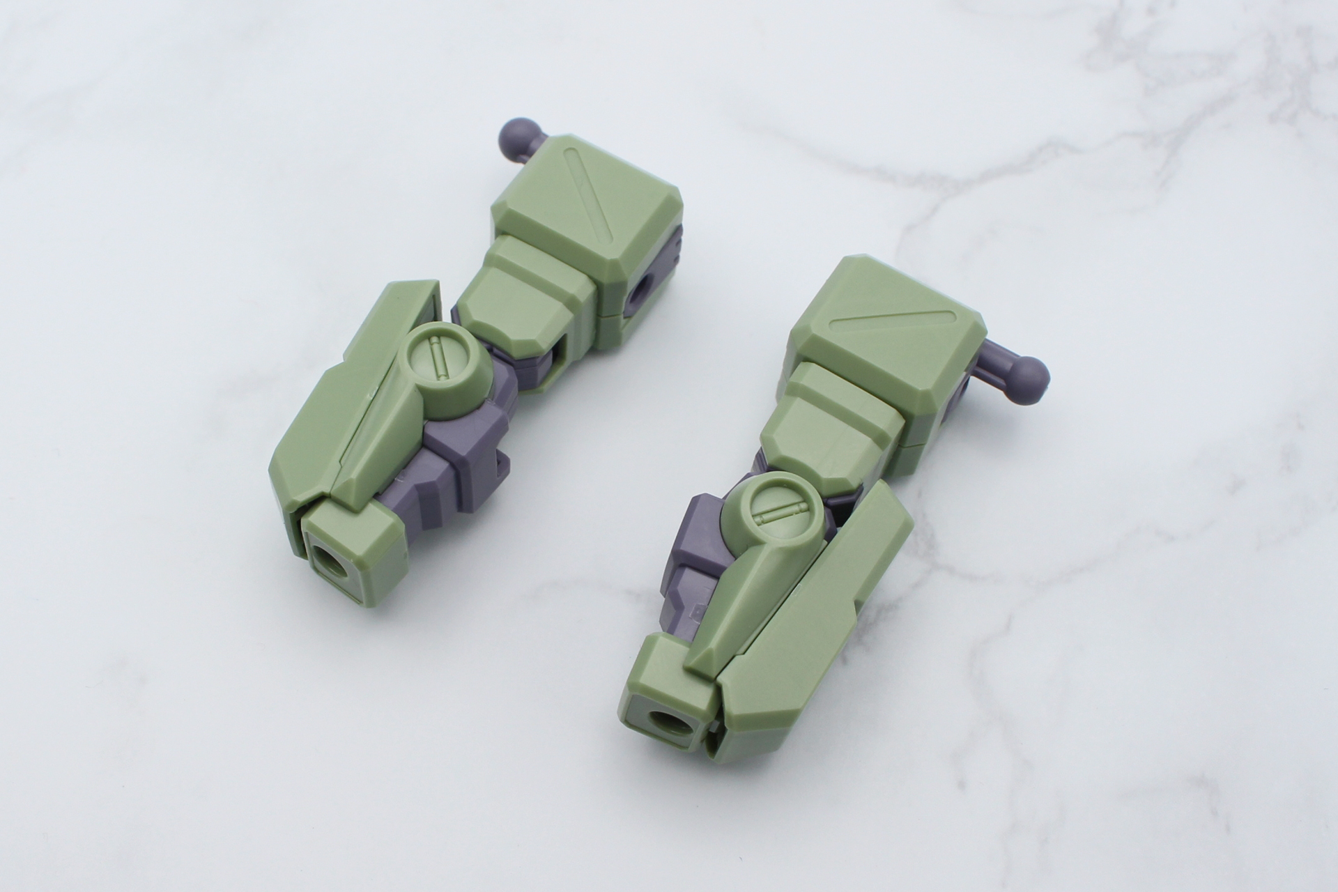 ここまでは左右同じで、もう一方の腕も組み立てる