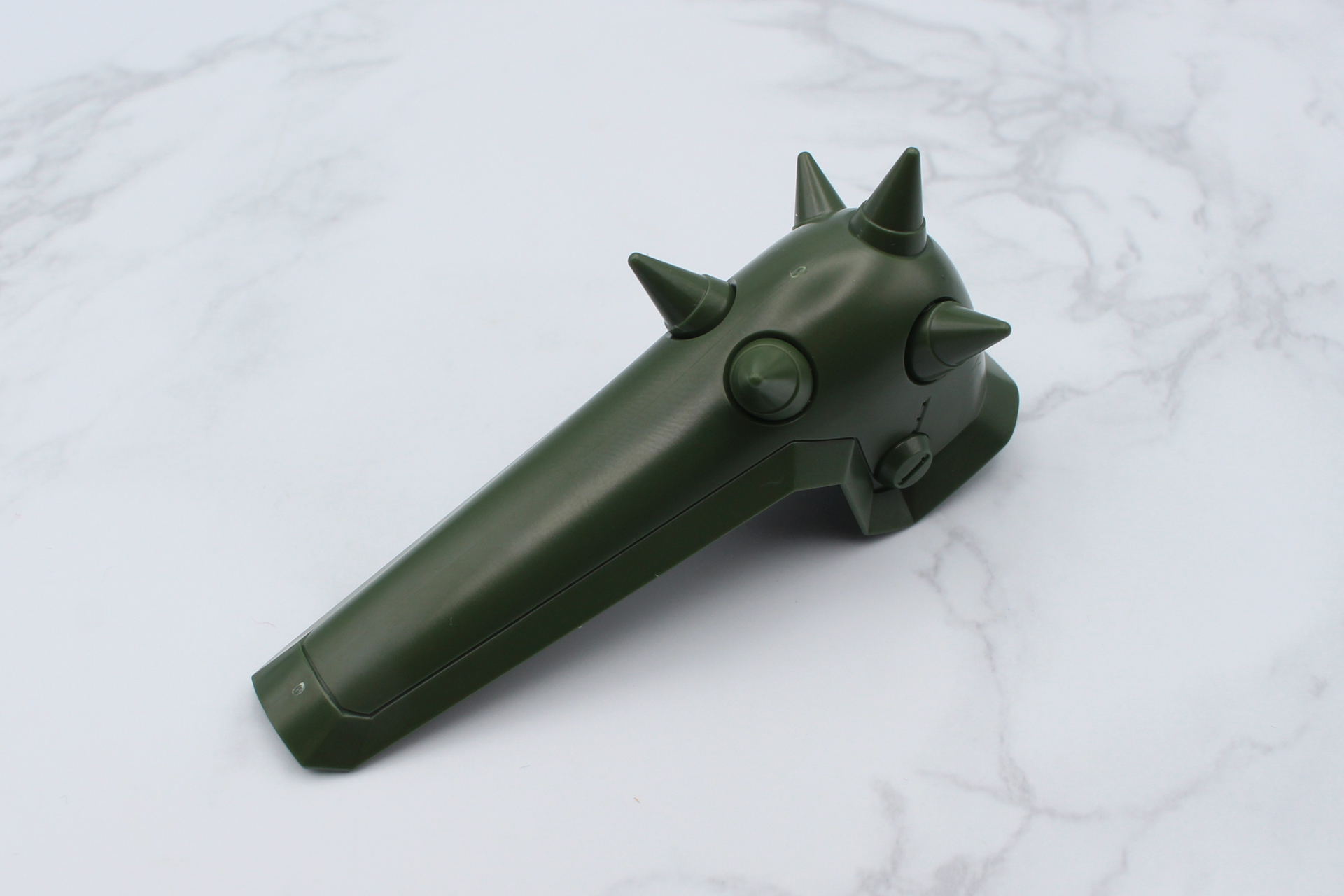 右肩のアーマーを組み立てる