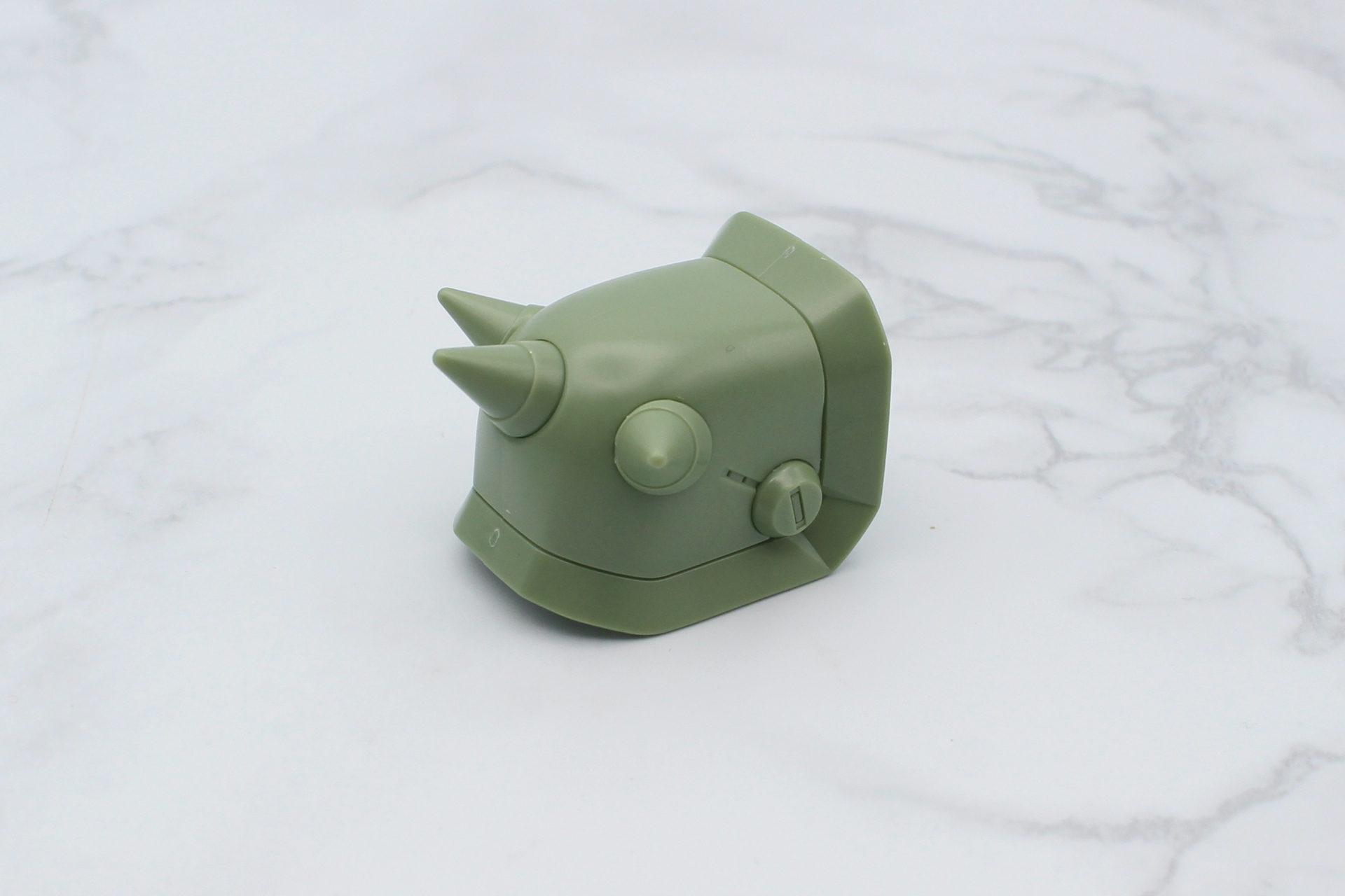 左肩のアーマーを組み立て。中央のスパイクは内側から取り付ける設計だ