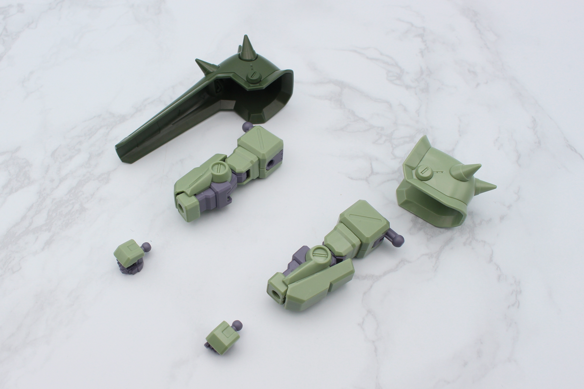 両手の手首を組み立てたら、腕、肩アーマーをそれぞれ組み付けて両腕が完成