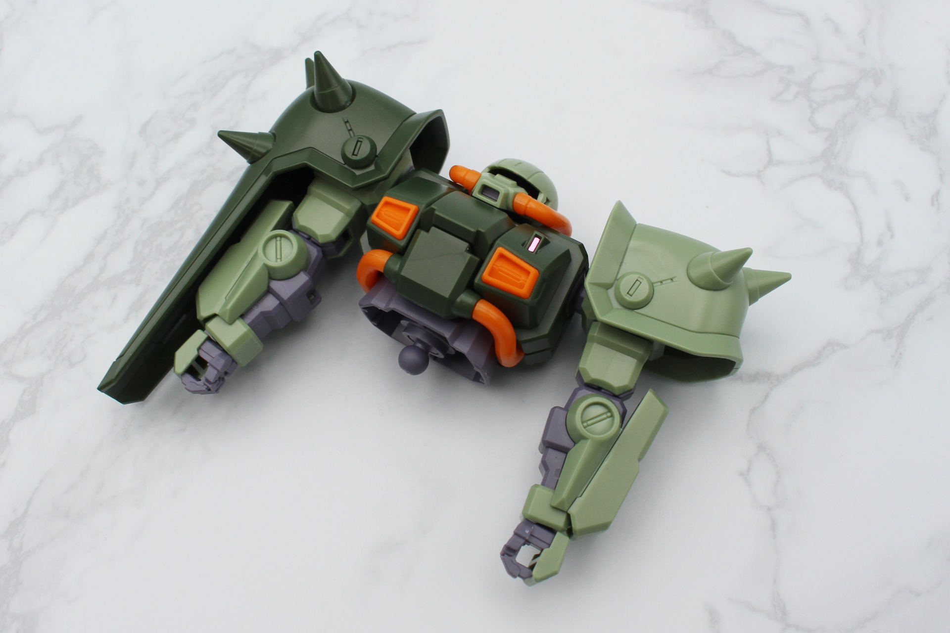 胸部に頭、腕を取り付けて上半身が完成