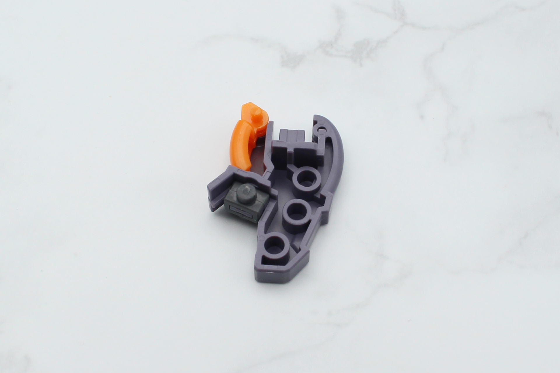 脚部の組み立て。膝関節から組み立てていく