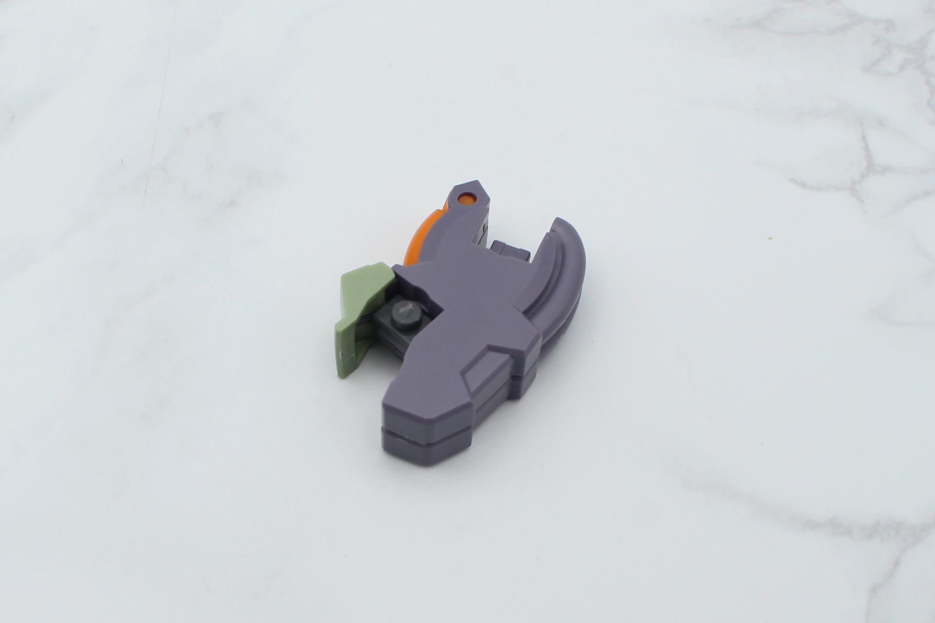 脚部の組み立て。膝関節から組み立てていく