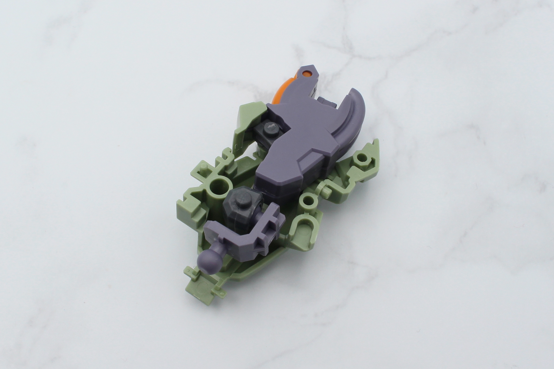 ふくらはぎの組み立て。太もも、足首の関節を組み込んでいく