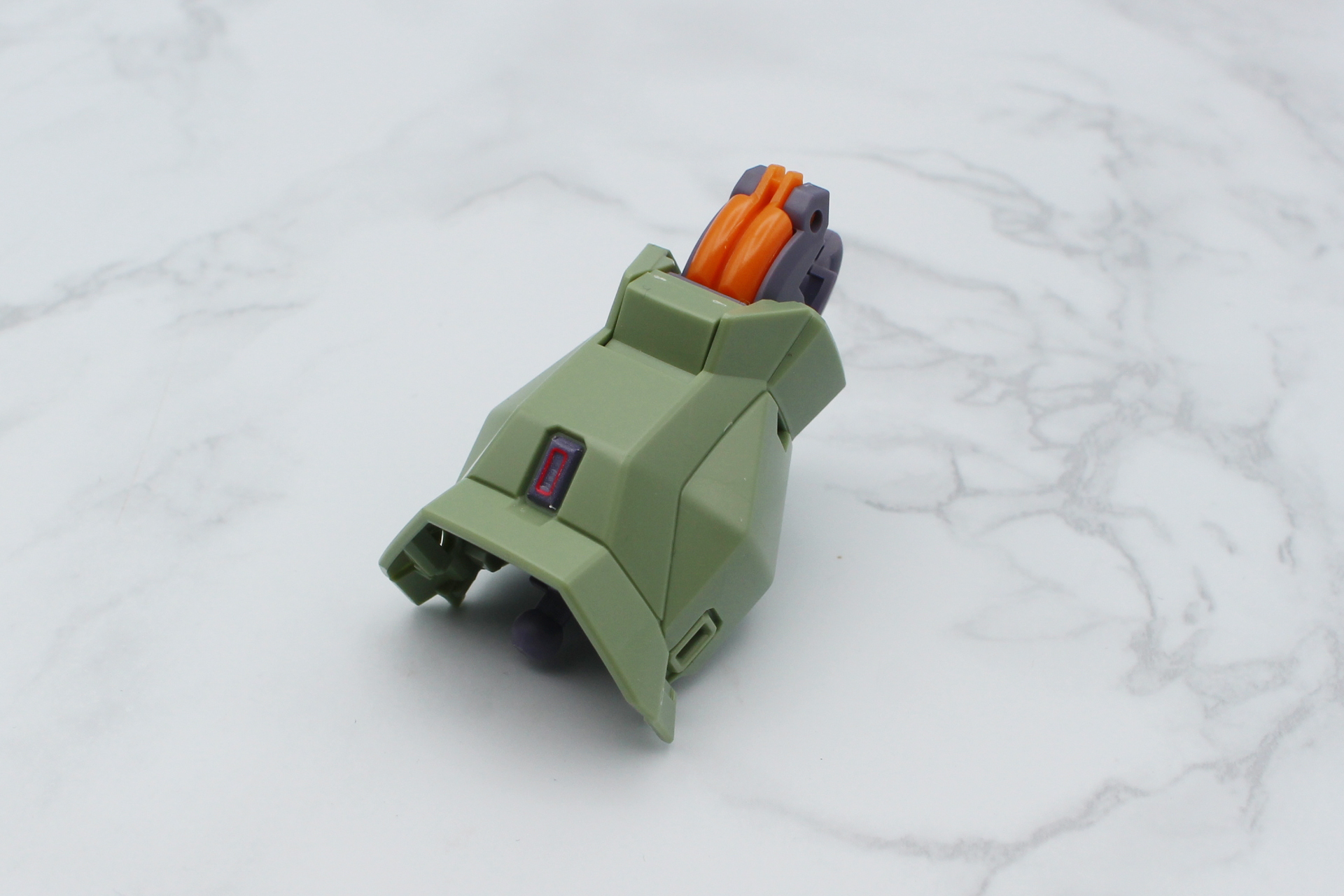 後ろ側と前側に装甲を取り付ける。グレーと赤の四角い部分はシールだ