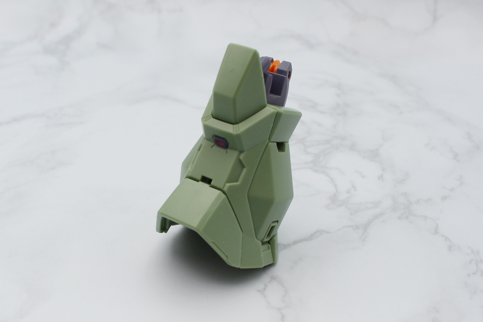 向こうずねのアーマーを取り付ける