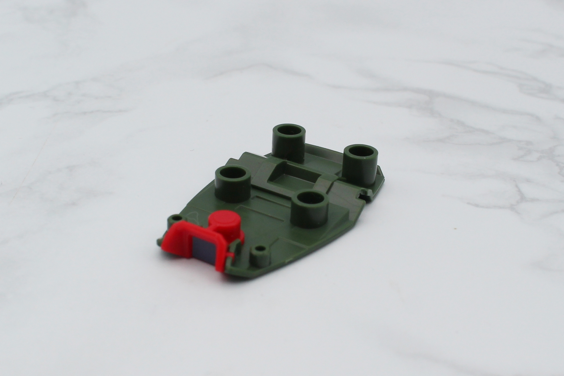 足首の組み立て。つま先の赤いパーツのグレーの部分はシール