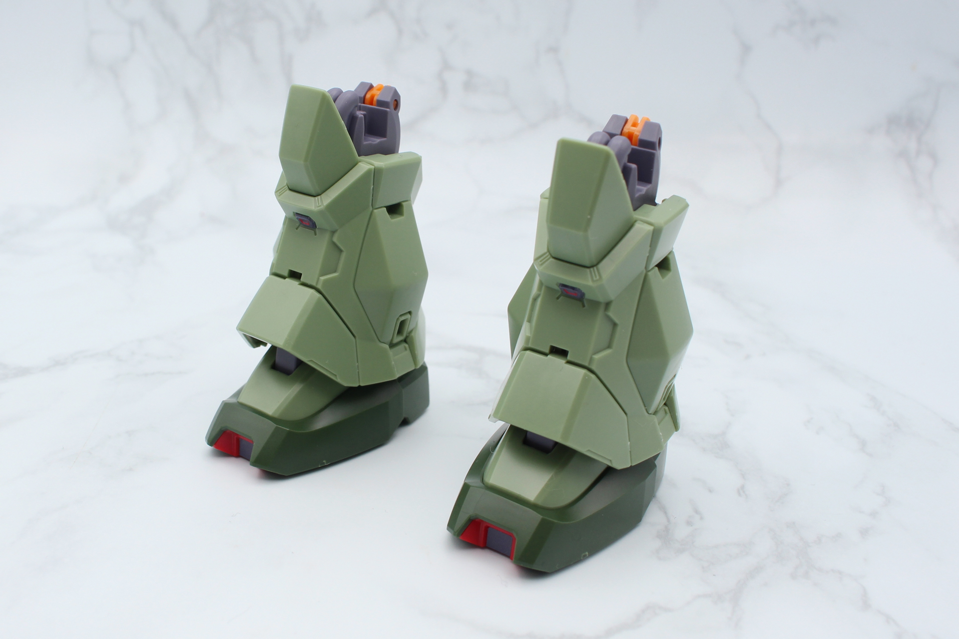 膝から下の脚部が完成。左右共通でもう一方も組作る