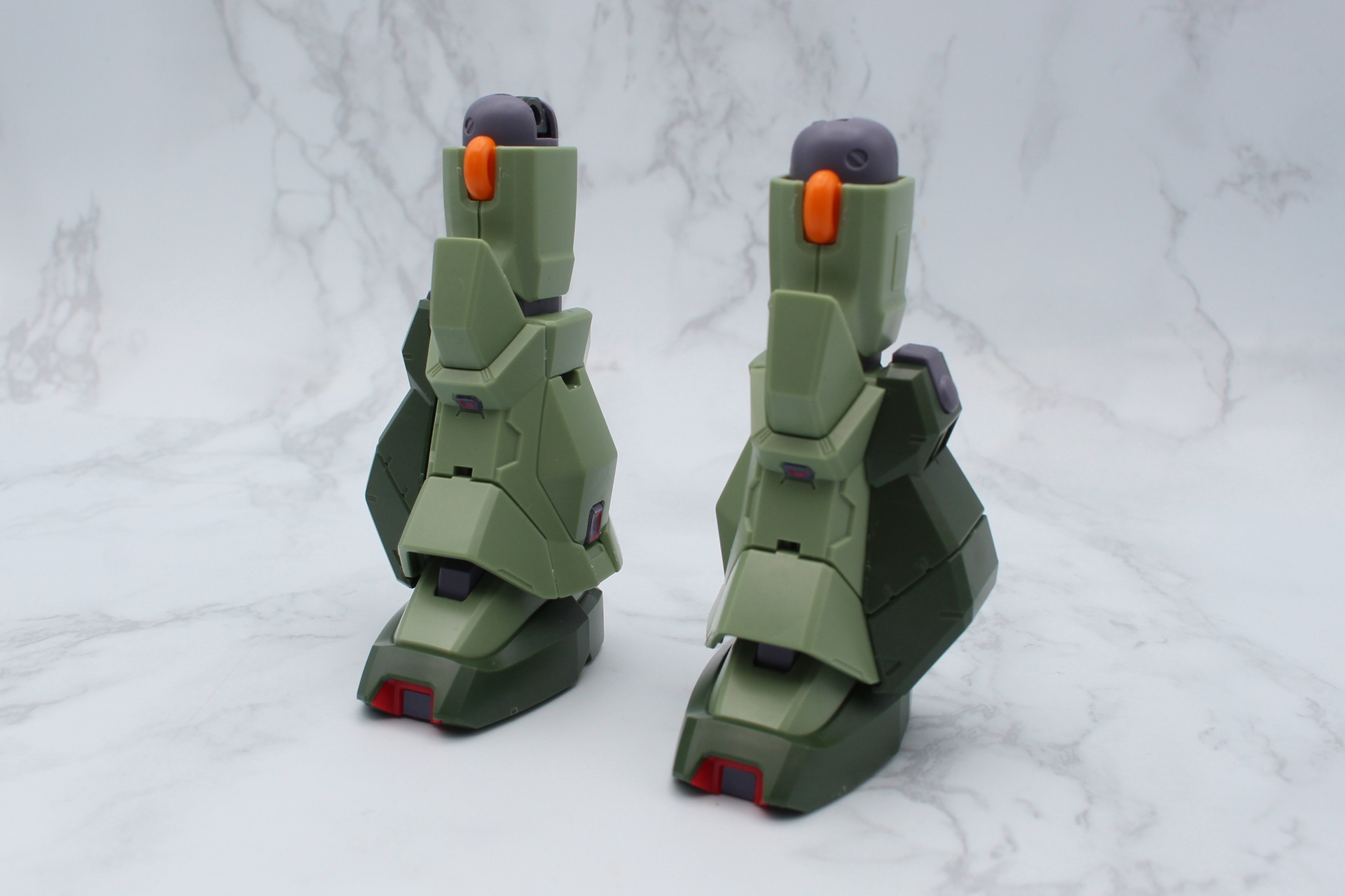 もう一方も同様に組み立てて脚部が完成