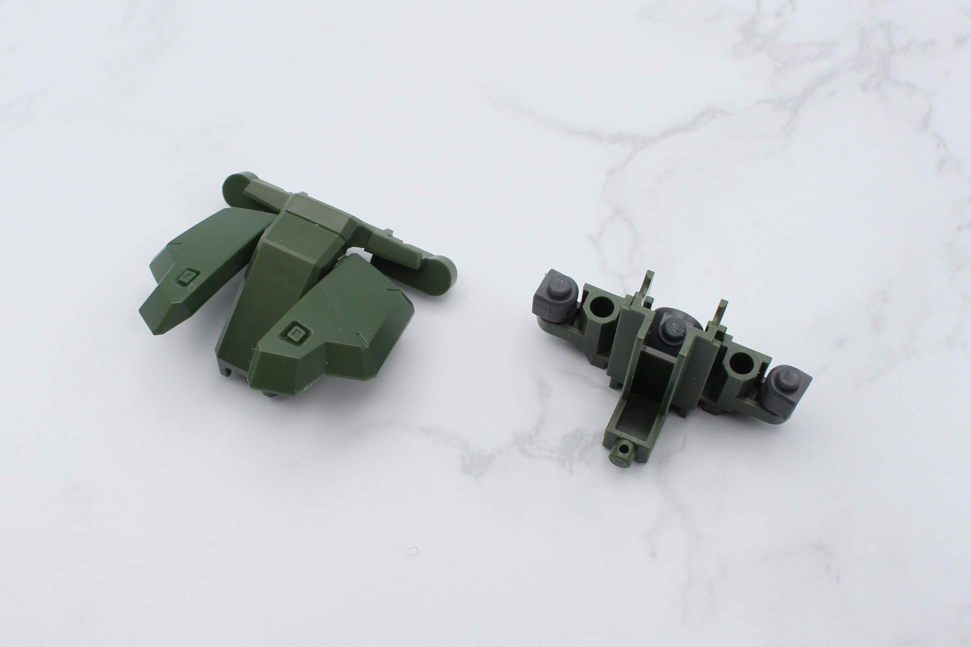 腰部の組み立て。前部はフロントアーマーを、後部はポリキャップを組み込んで両者を組み付ける