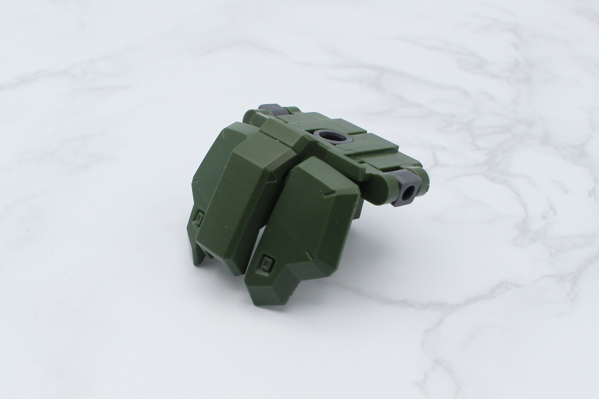 腰部の組み立て。前部はフロントアーマーを、後部はポリキャップを組み込んで両者を組み付ける