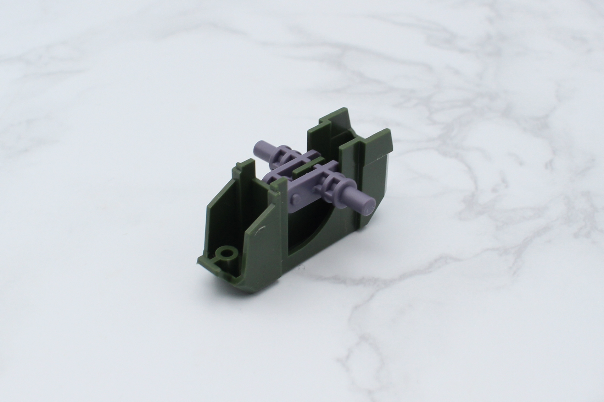 股関節を組み立てる。中央の扇形の隙間が関節の可動範囲だ