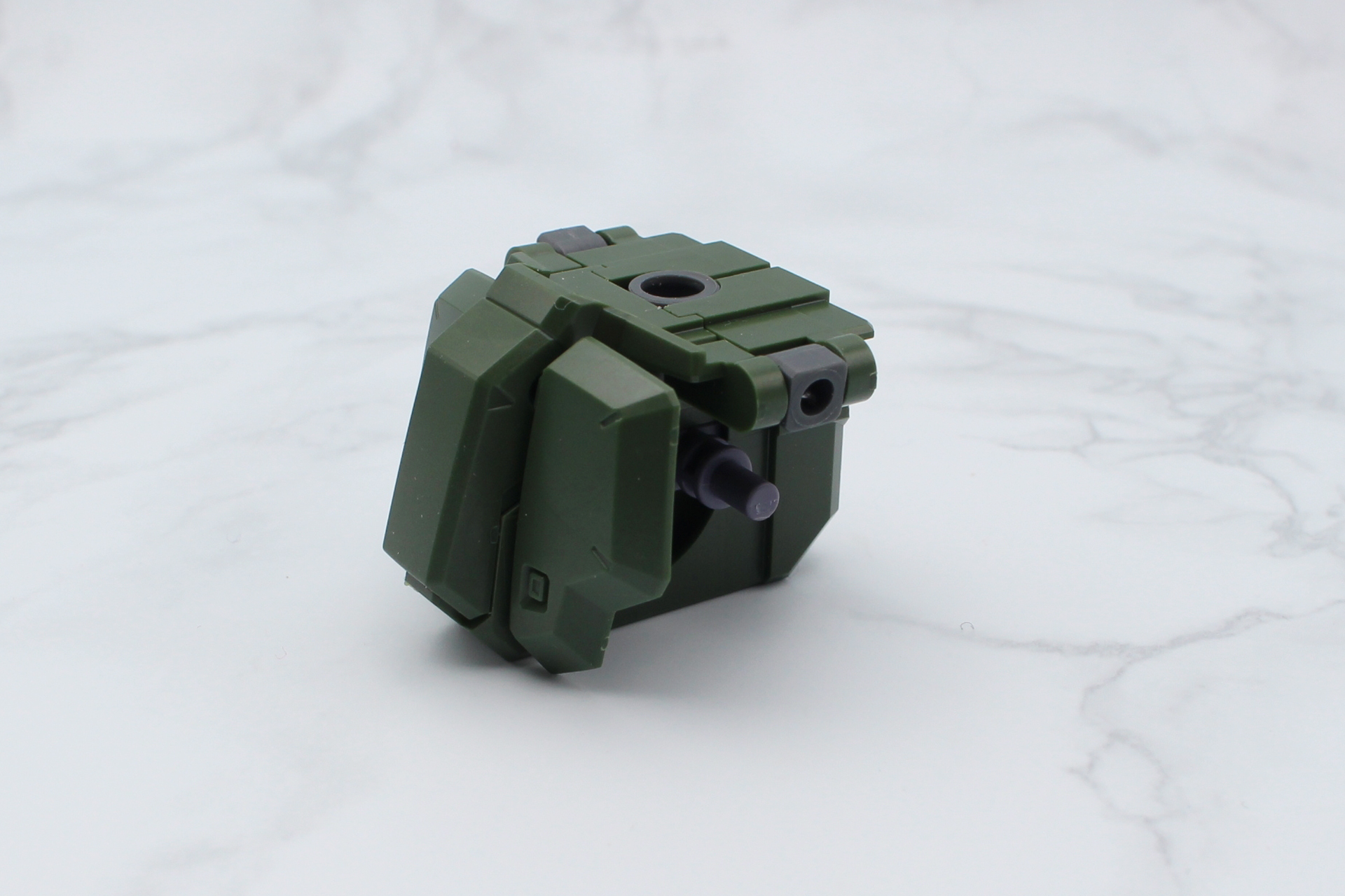 フロントアーマーに股関節を取り付ける