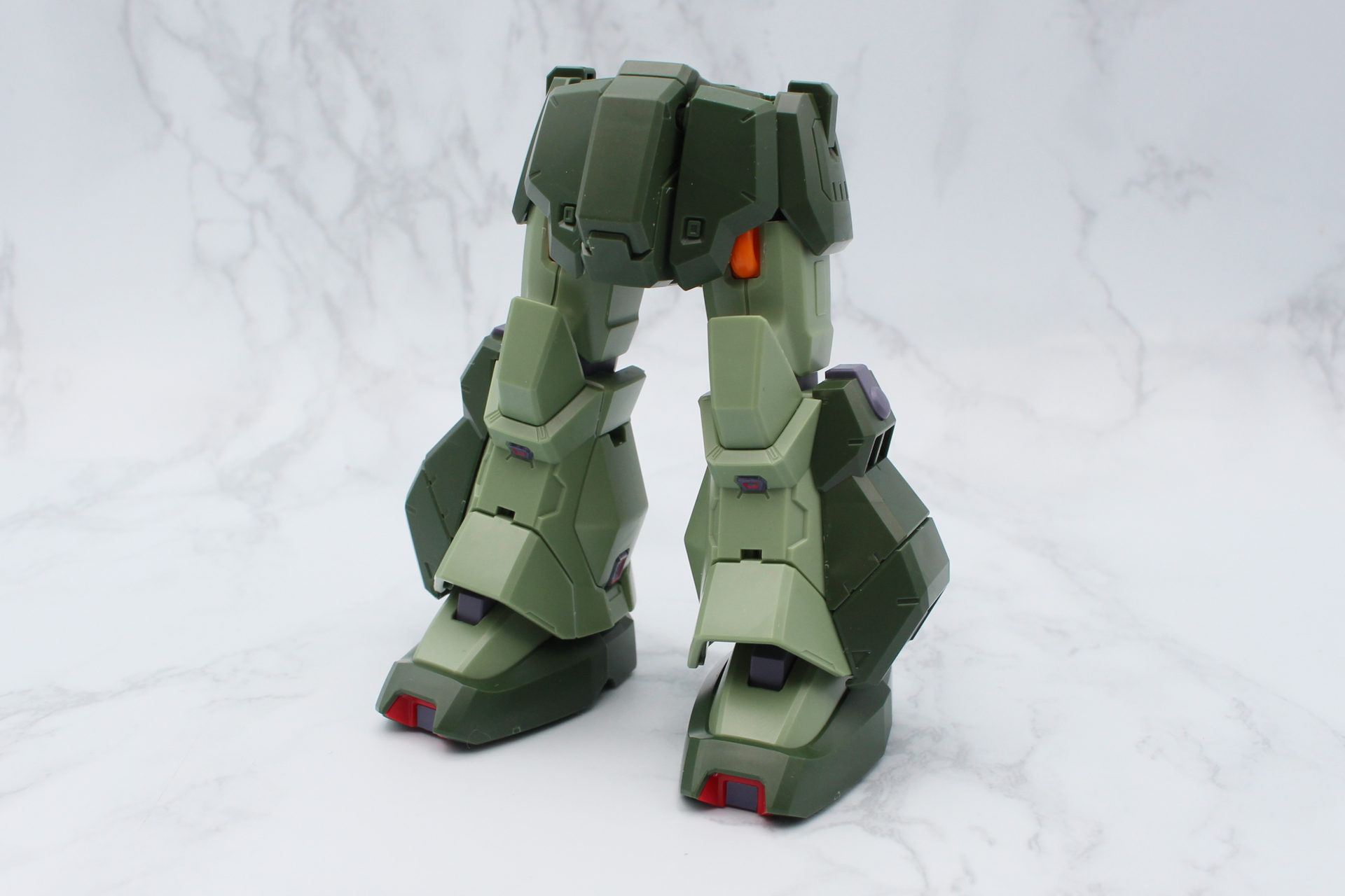 脚部を取り付け、腰部左右のアーマーを取り付けて下半身が完成