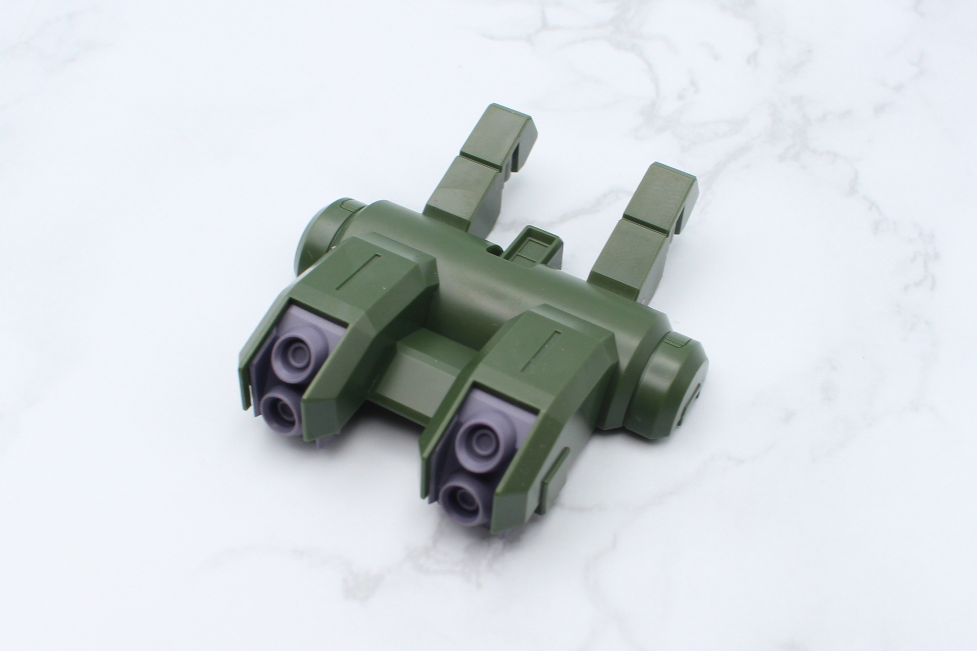 バックパックの組み立て。バーニアのパーツを取り付ける