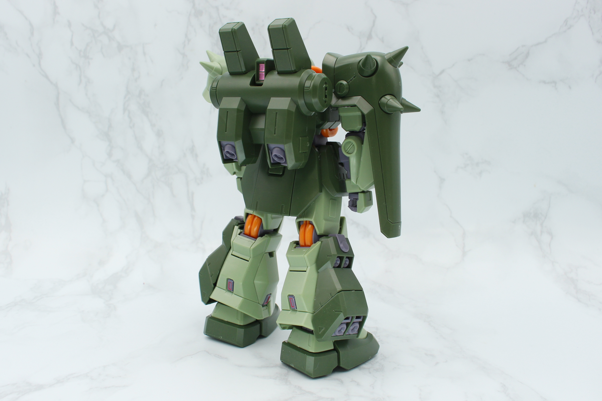 背中にバックパックを取り付ける