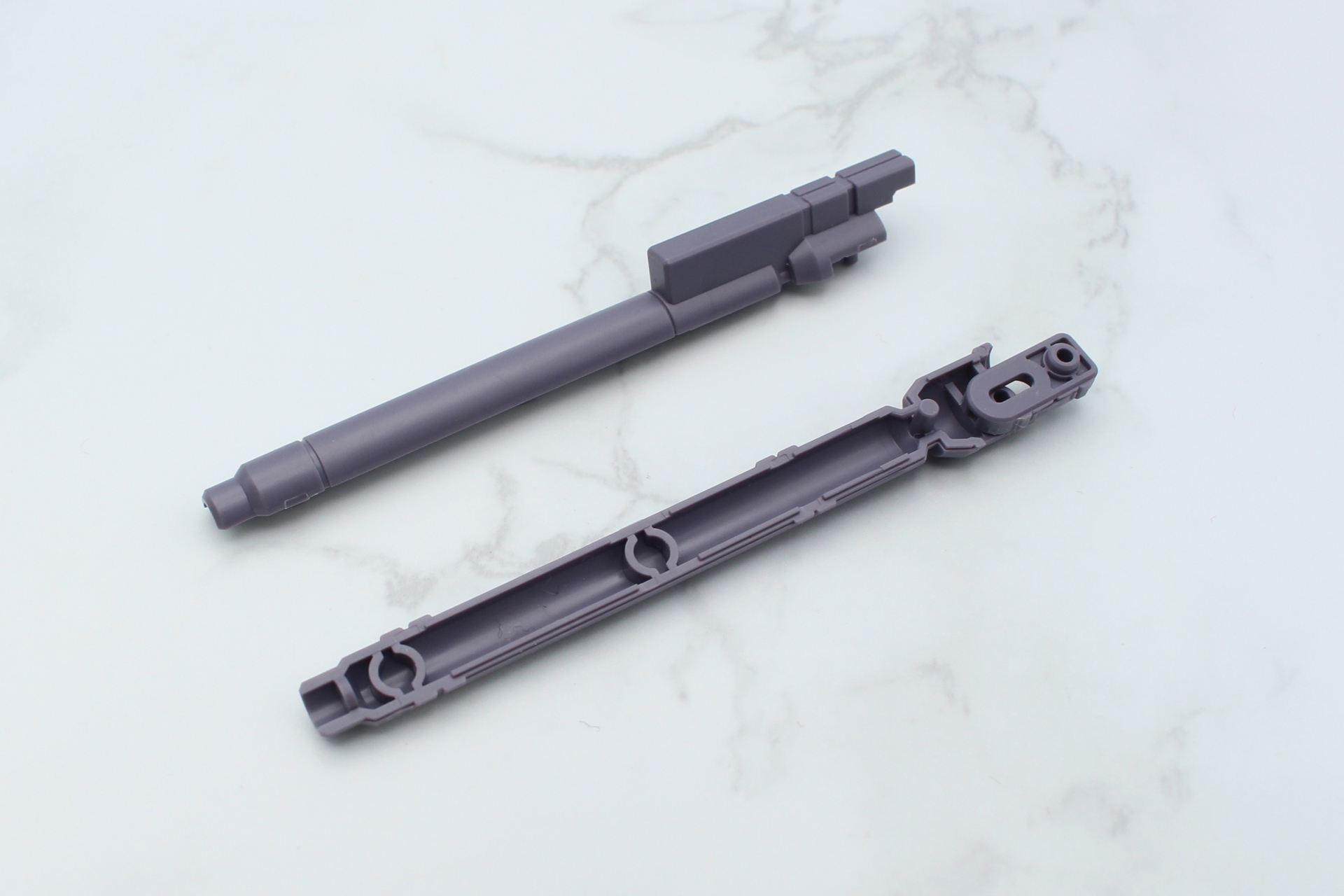 ビーム・ランチャーの組み立て。先端の銃身から組み立てる