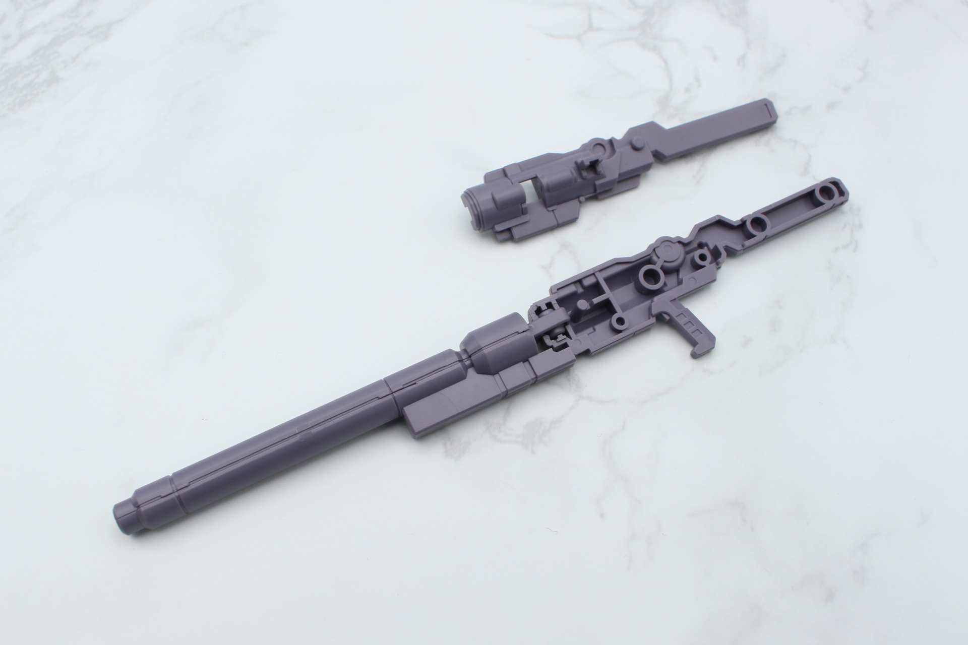 銃身の後方とグリップと組み立てる