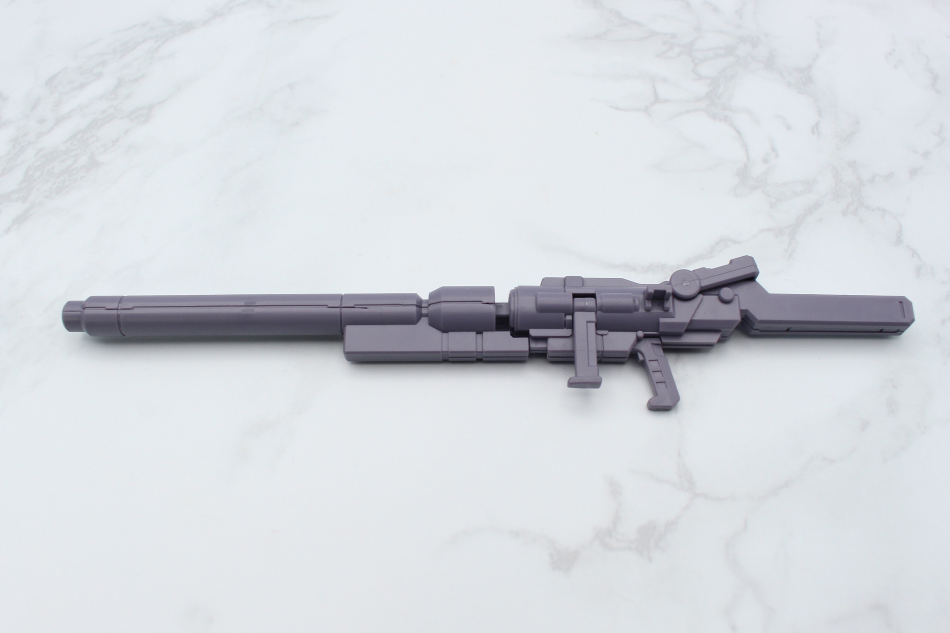 折りたたむときは銃身を引き出して中央で折りたたむ。フォアグリップとサイトは畳んでおく