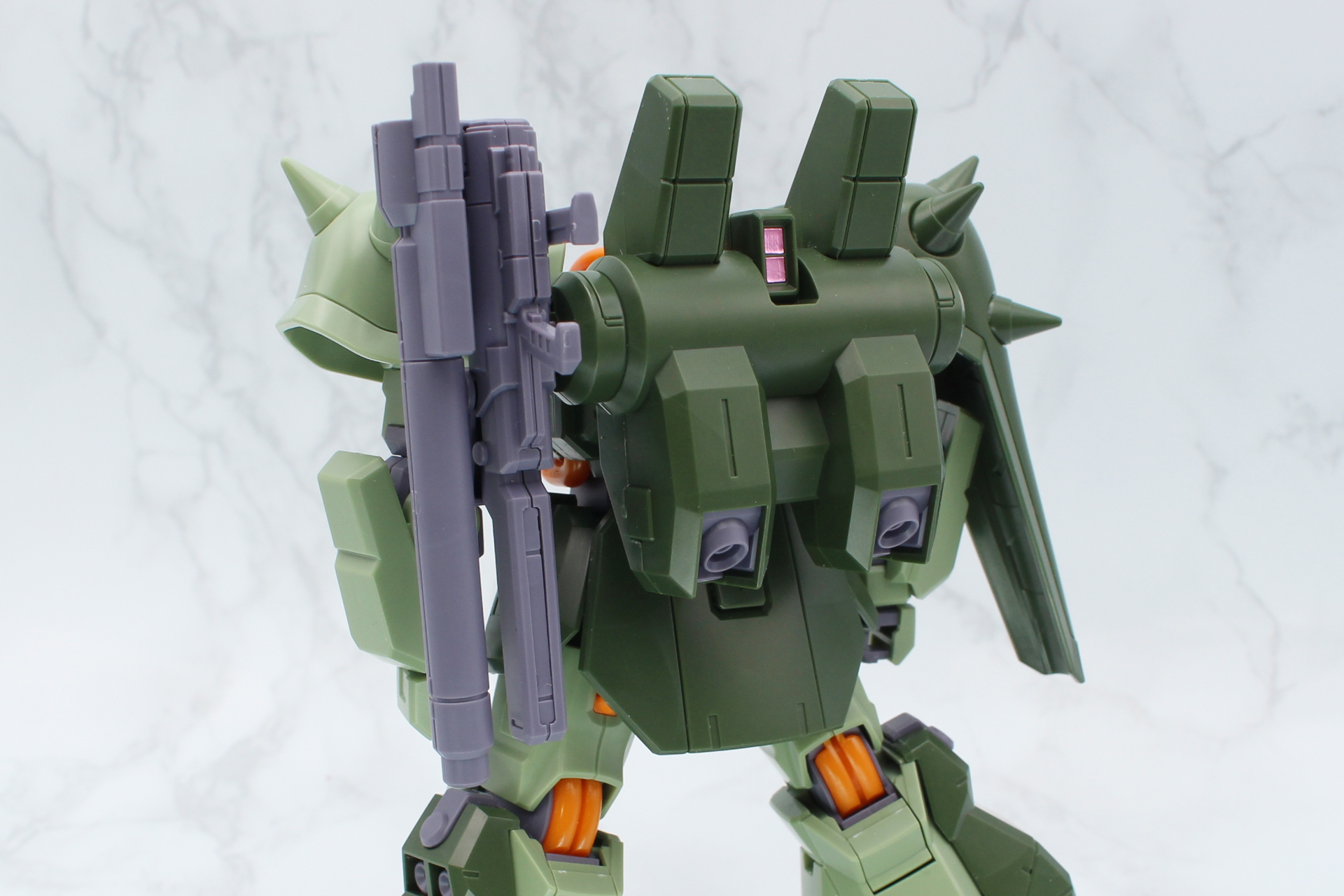 ビーム・ランチャーはバックパックの左側に懸架できる