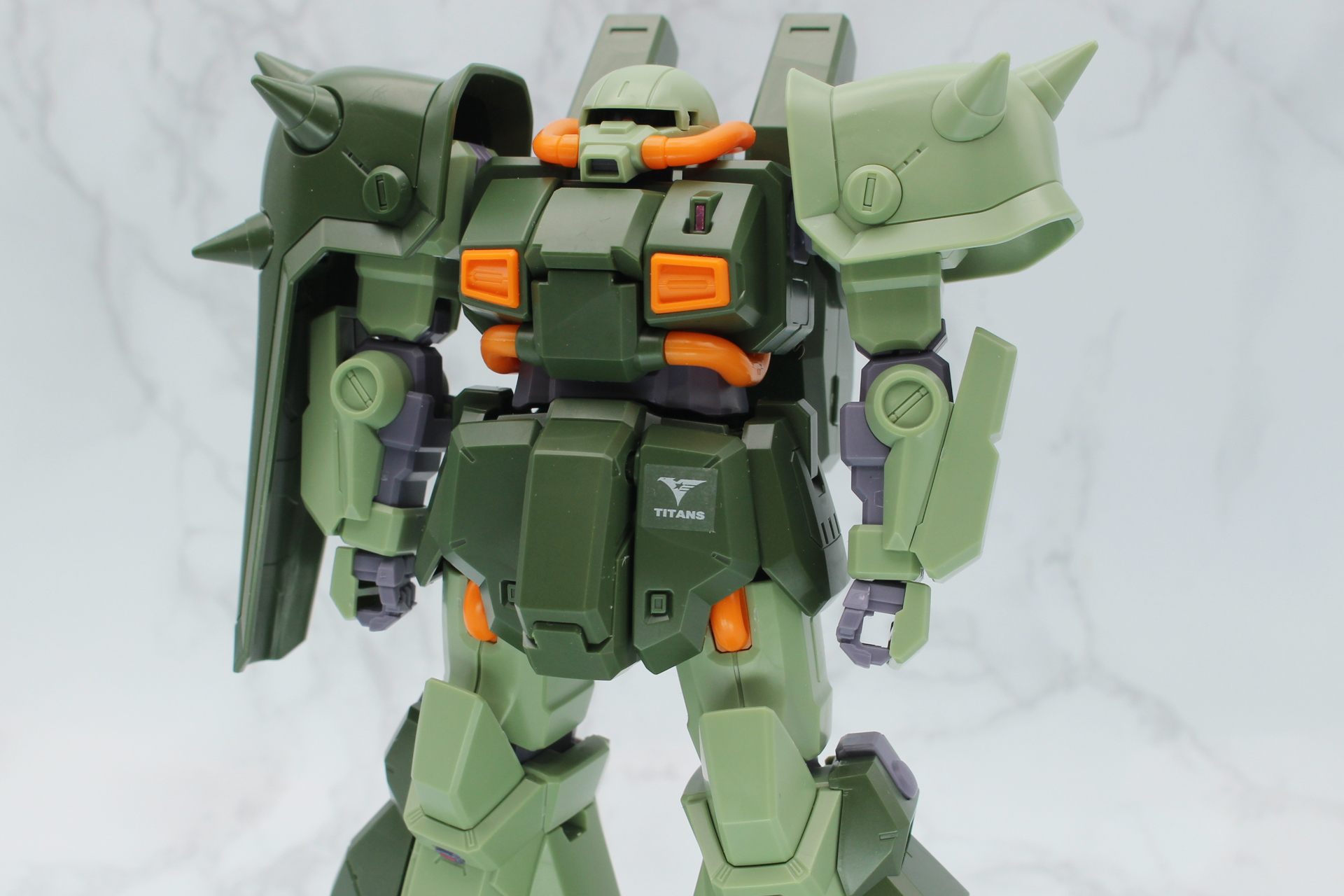 マーキングシールは腰のフロントアーマーの向かって右側に貼る