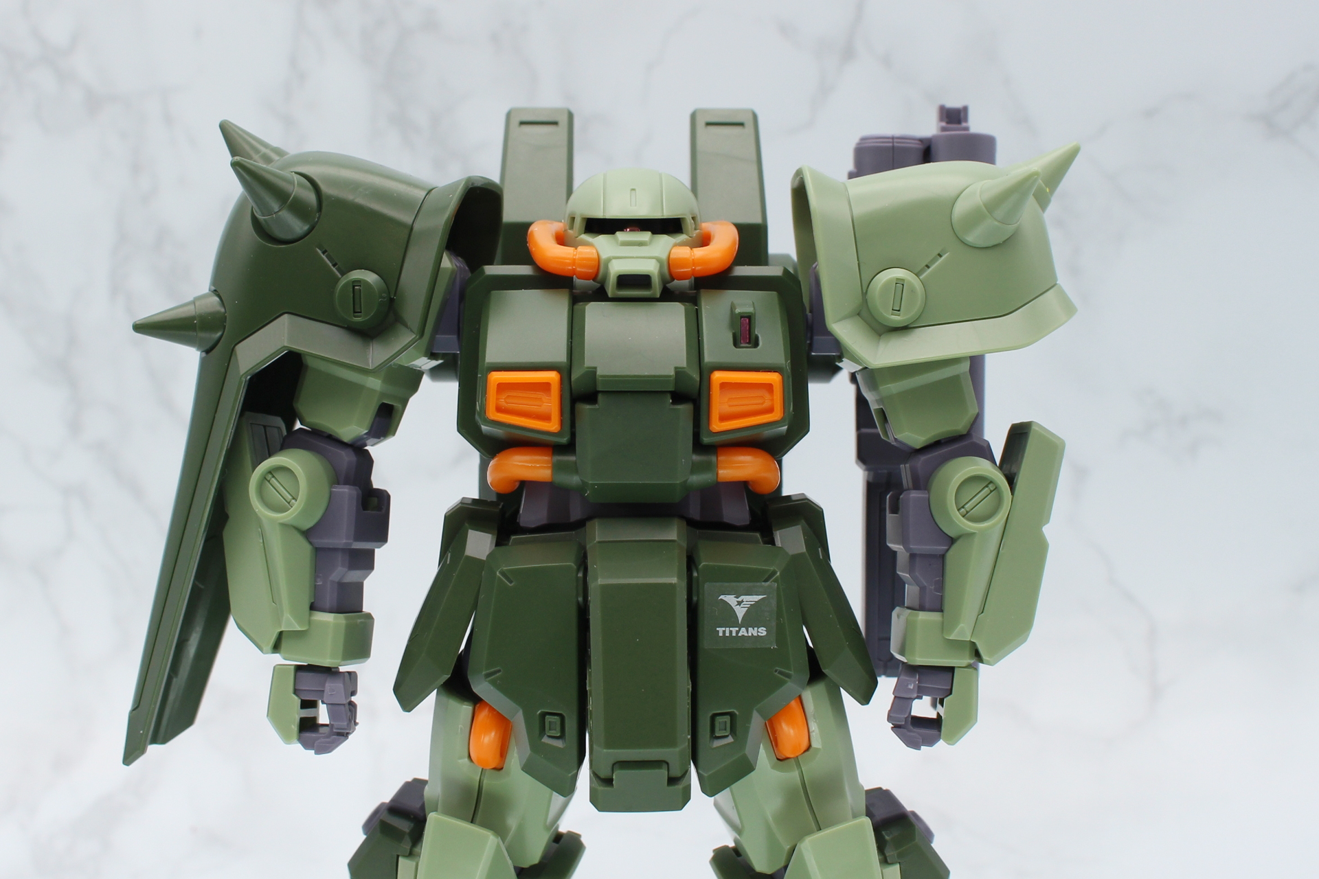 頭部の小ささと肩アーマーの大きさが強調されている