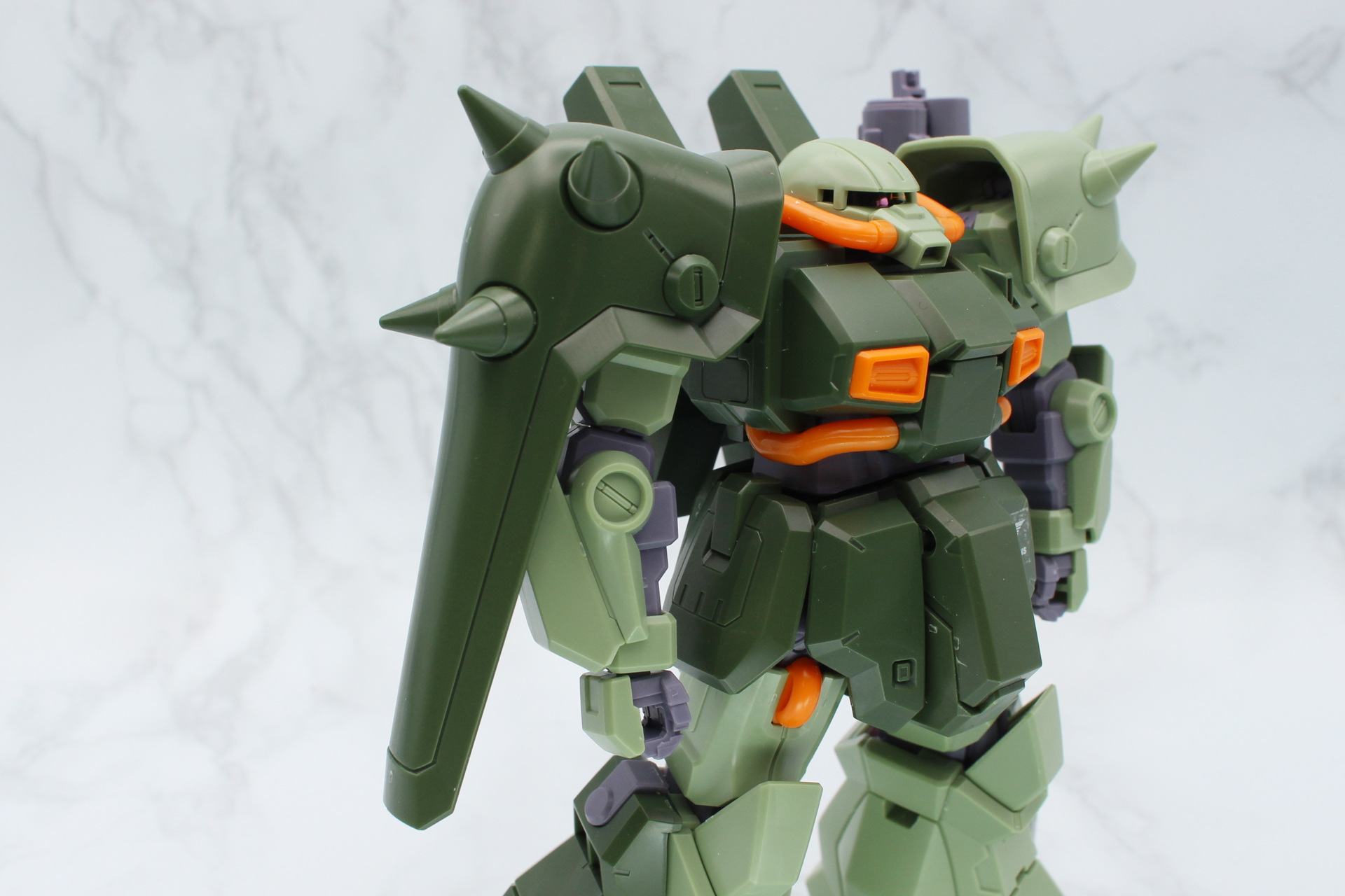 大迫力の右肩スパイクアーマー