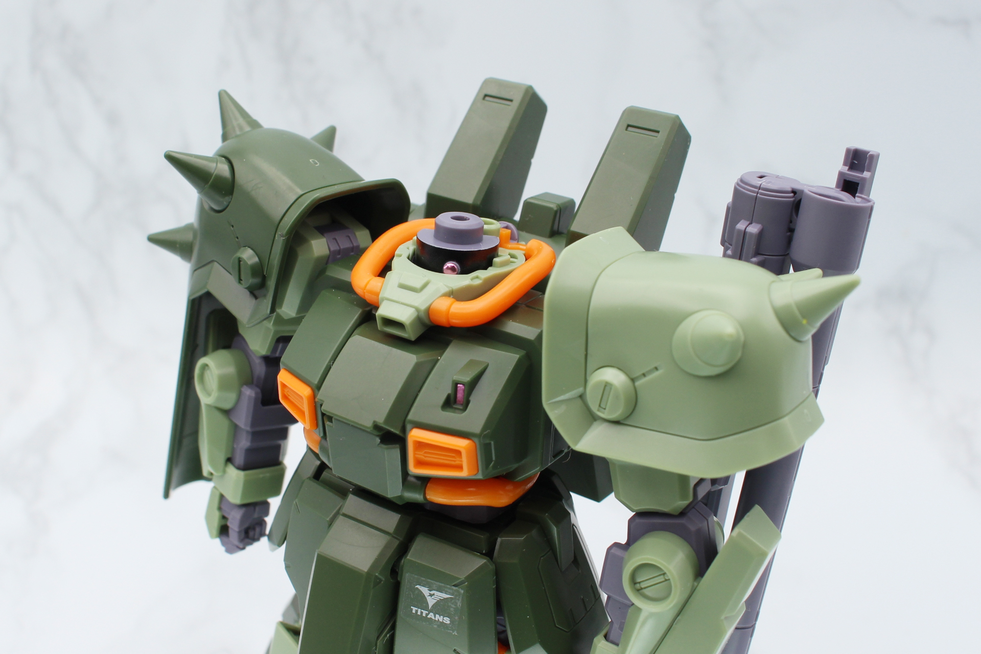 モノアイは頭頂部を取り外して可動させる。シールがメタリックなので素組みでも向きがわかる。蛍光ピンクなどで塗装してもいいかもしれない