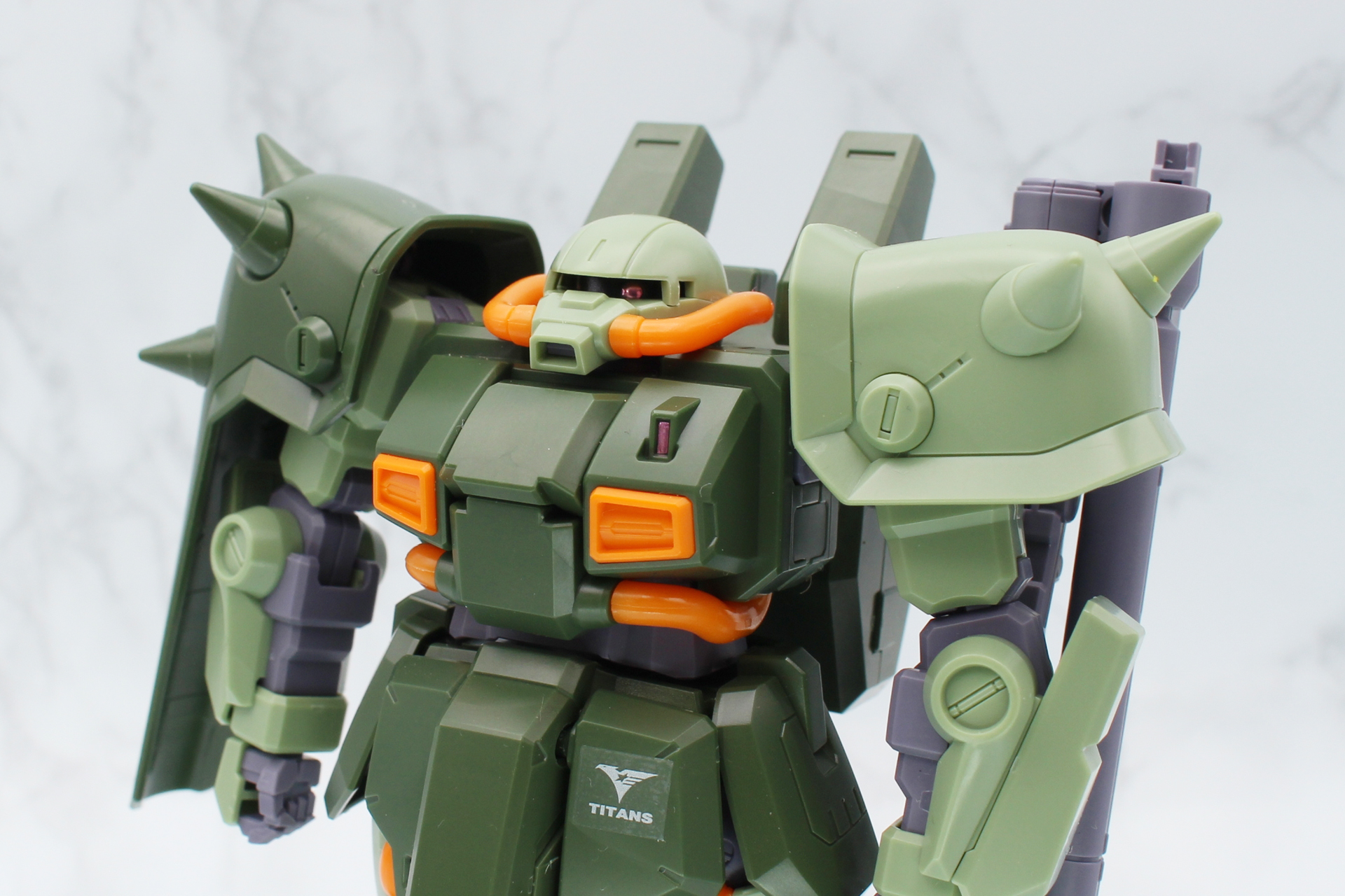 モノアイは頭頂部を取り外して可動させる。シールがメタリックなので素組みでも向きがわかる。蛍光ピンクなどで塗装してもいいかもしれない