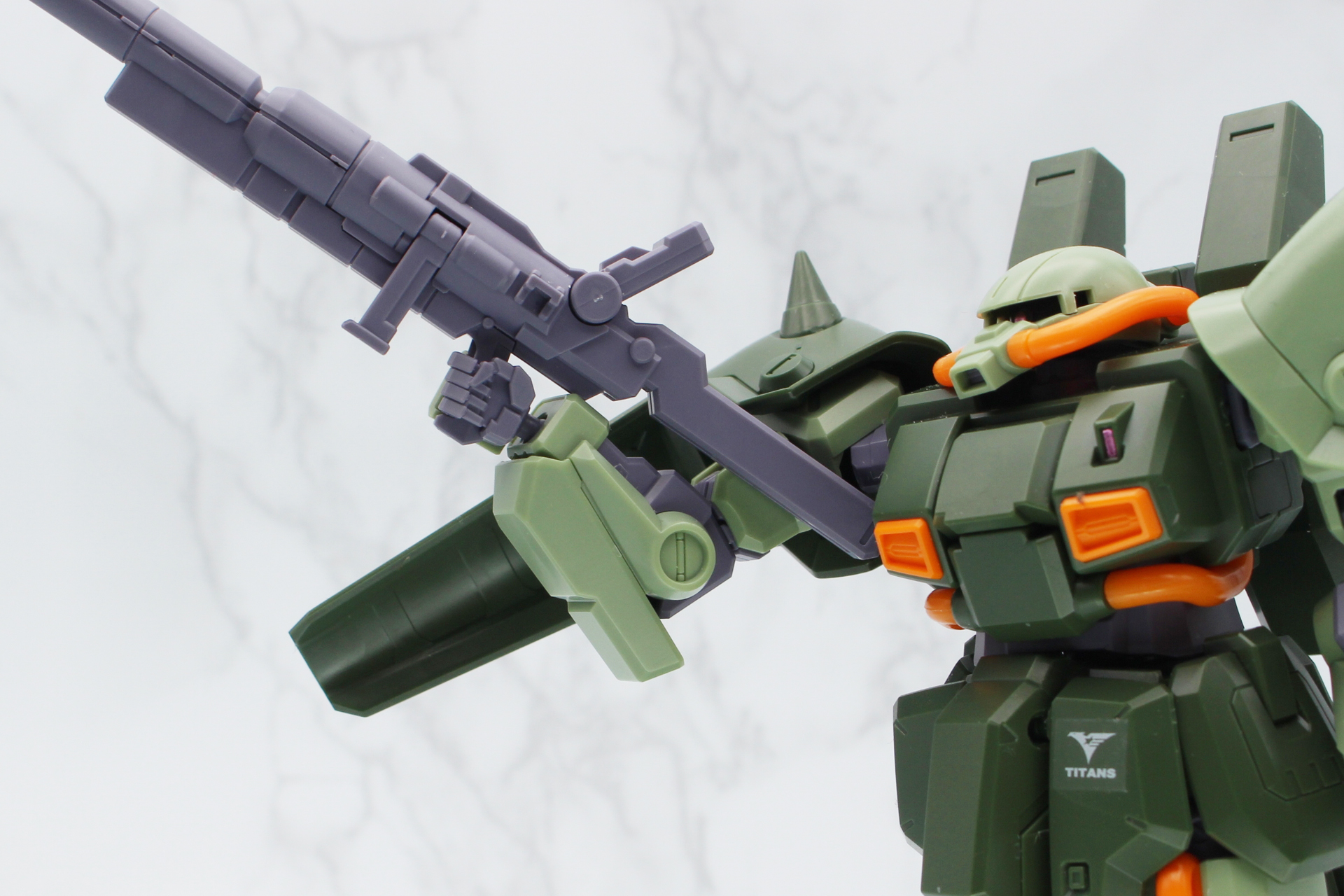 手首は引き出すことでわずかに角度を付けられるようになる。また前腕先端の関節もわずかにスイング可動する